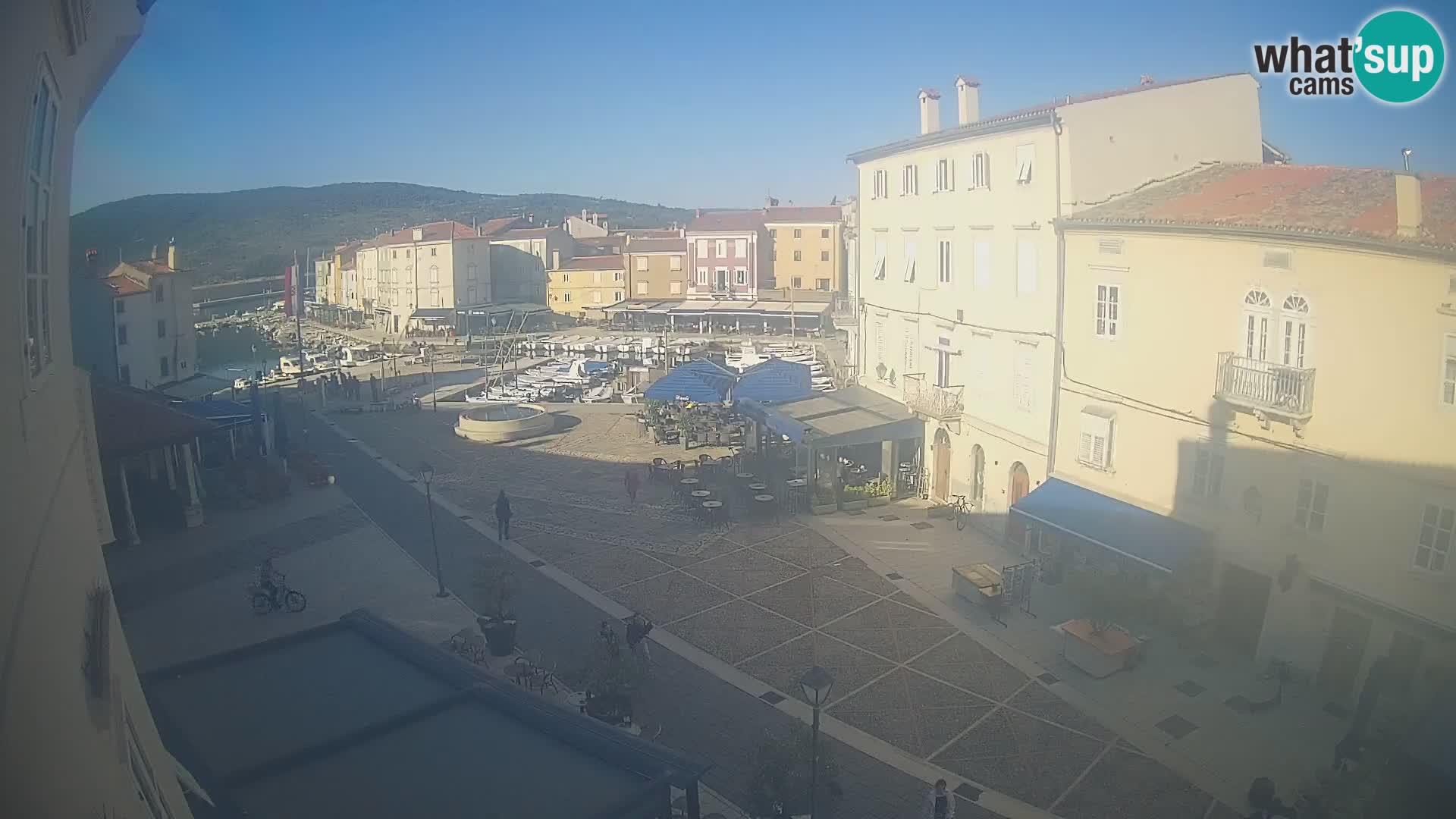 V ŽIVO spletna kamera Cres mesto – glavni trg in “mandrač” – otok Cres – Hrvaška
