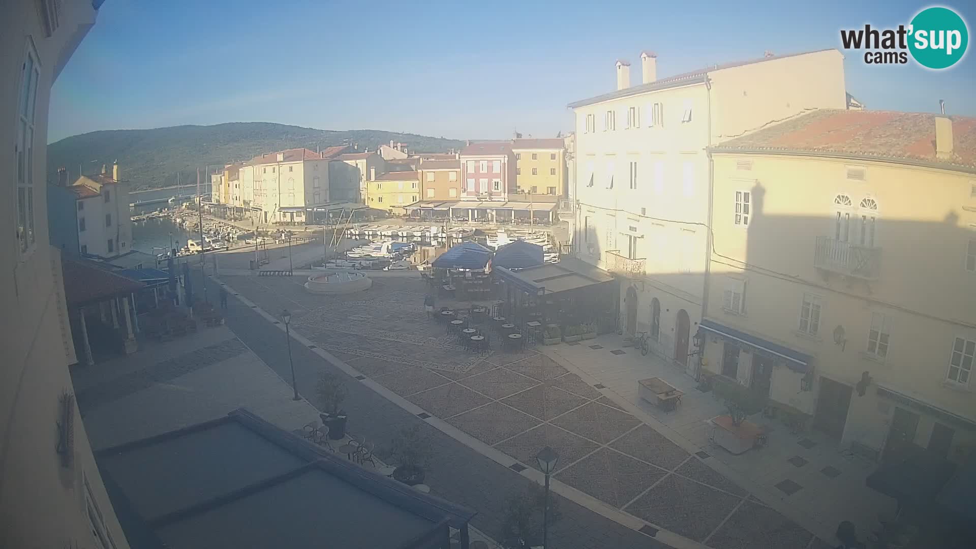 Web kamera Grad Cres – glavni trg i “mandrač” – otok Cres