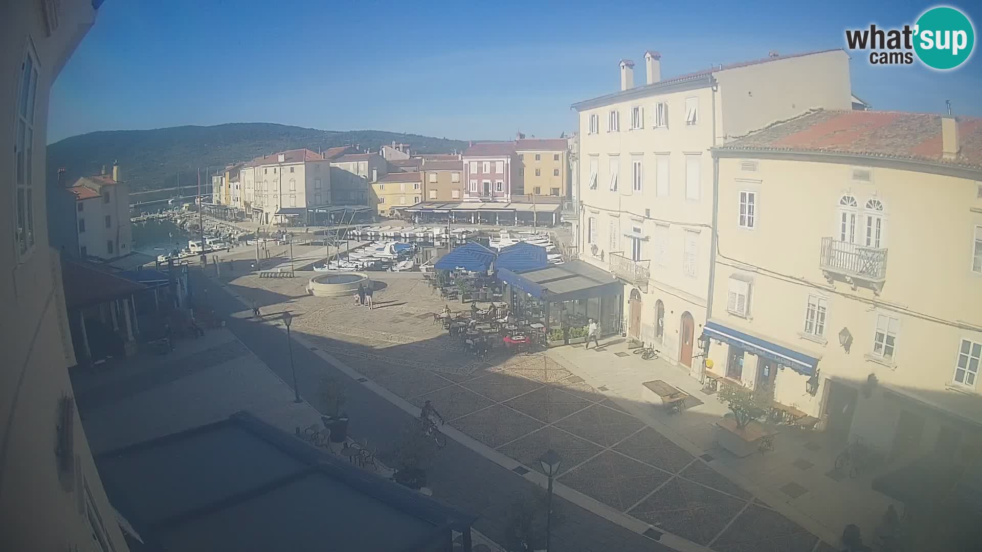 Web kamera Grad Cres – glavni trg i “mandrač” – otok Cres