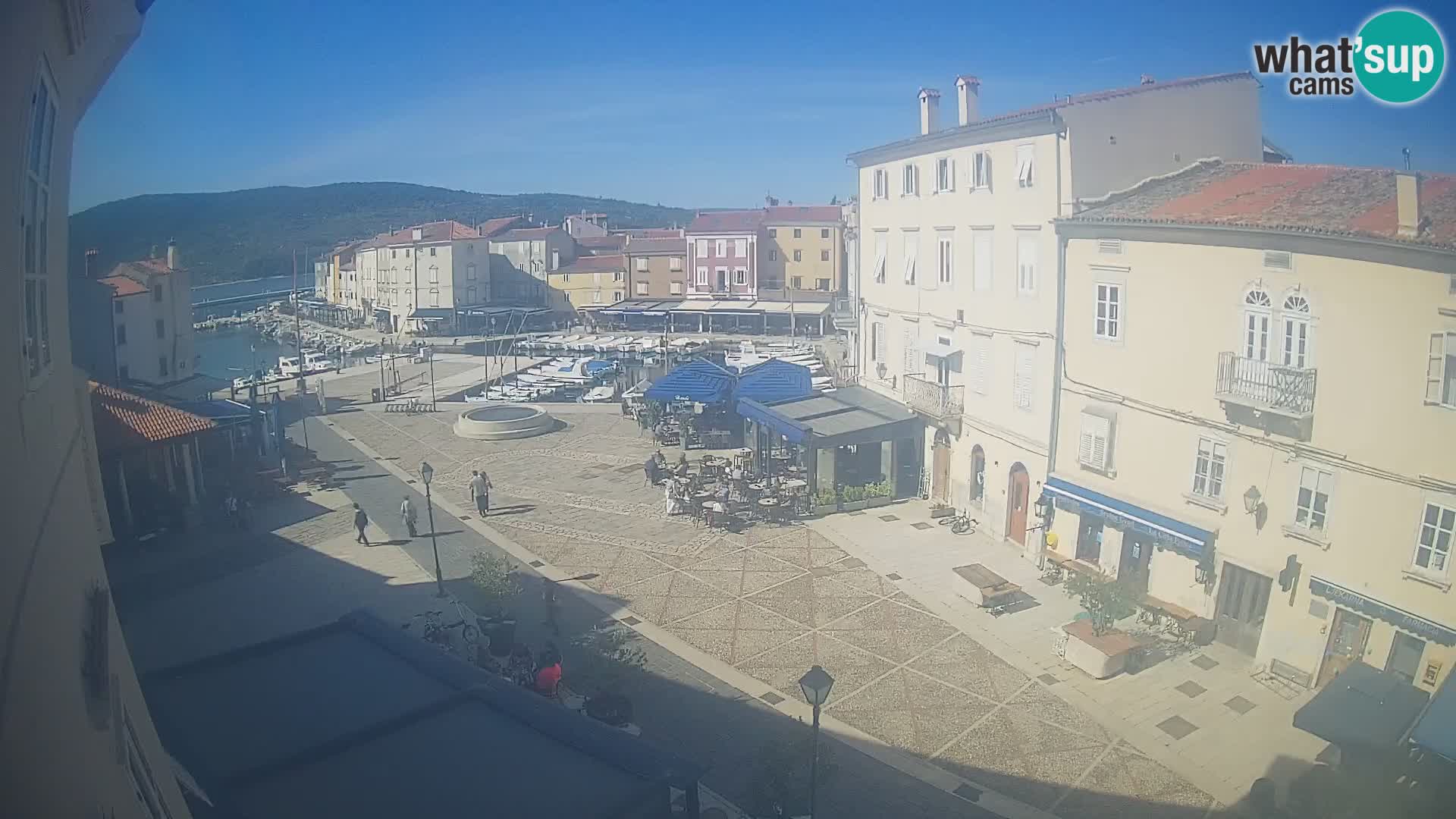 Web kamera Grad Cres – glavni trg i “mandrač” – otok Cres