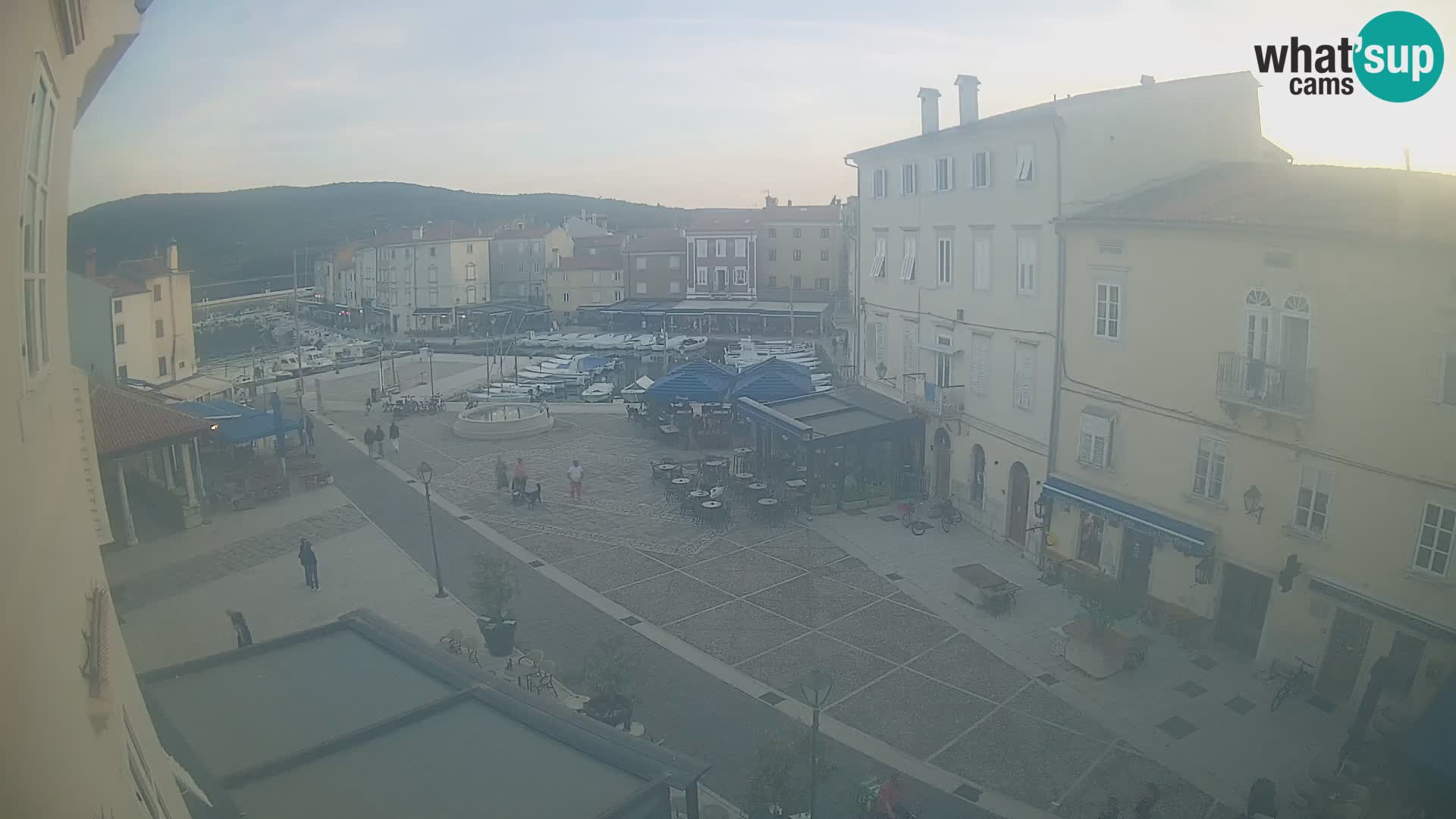 Cámara en vivo ciudad de Cres – plaza principal y “mandrač” – isla de Cres – Croacia