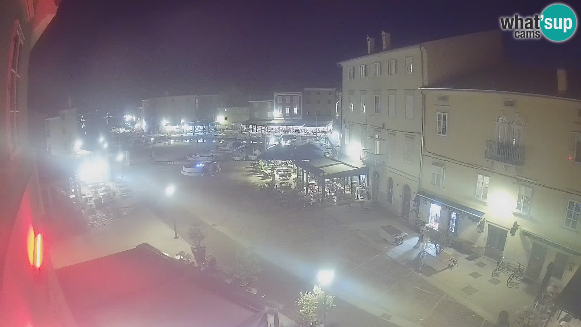 Web kamera Grad Cres – glavni trg i “mandrač” – otok Cres