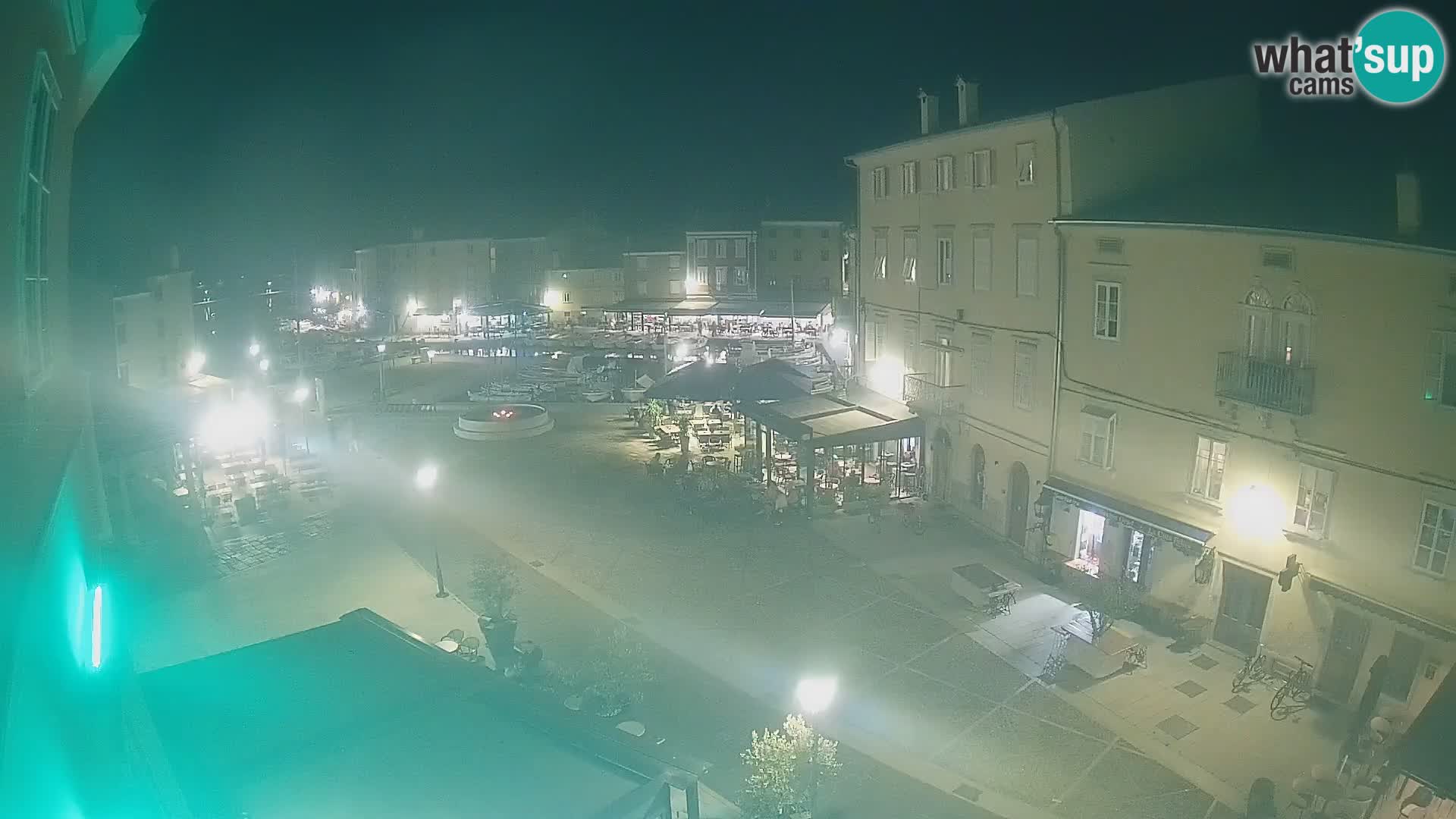 V ŽIVO spletna kamera Cres mesto – glavni trg in “mandrač” – otok Cres – Hrvaška
