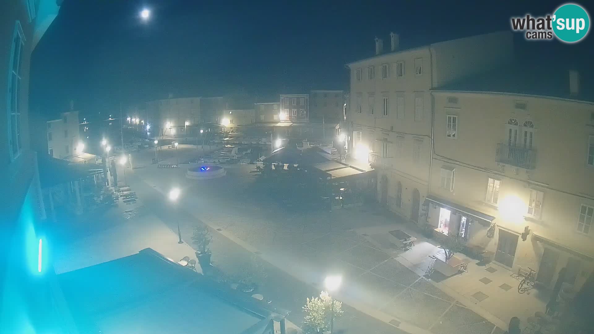 Web kamera Grad Cres – glavni trg i “mandrač” – otok Cres