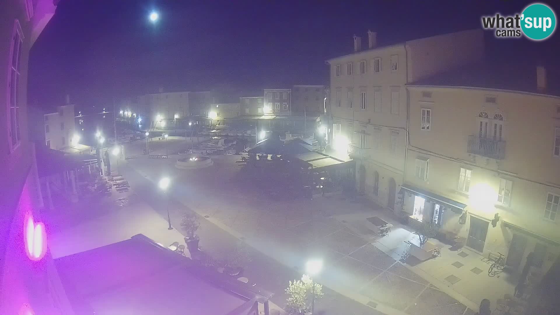 V ŽIVO spletna kamera Cres mesto – glavni trg in “mandrač” – otok Cres – Hrvaška