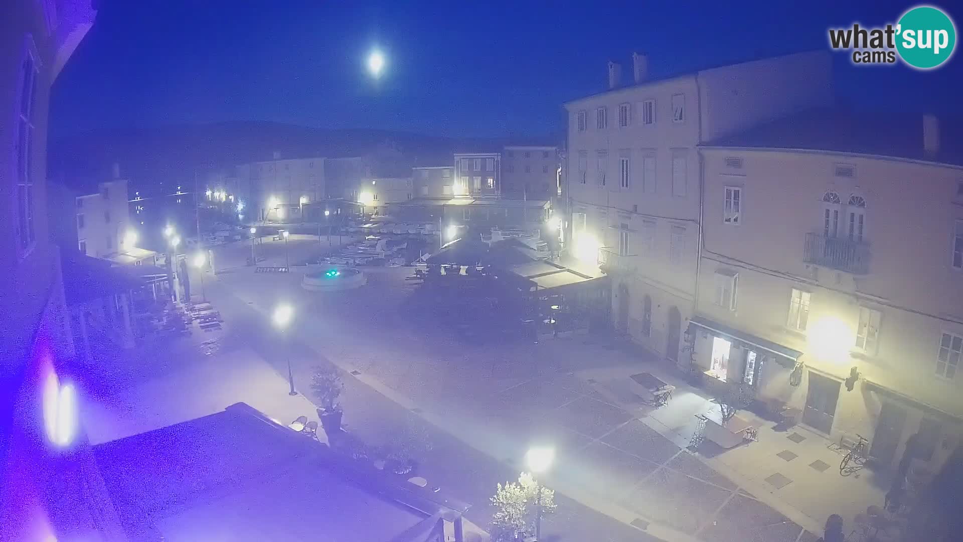 Web kamera Grad Cres – glavni trg i “mandrač” – otok Cres