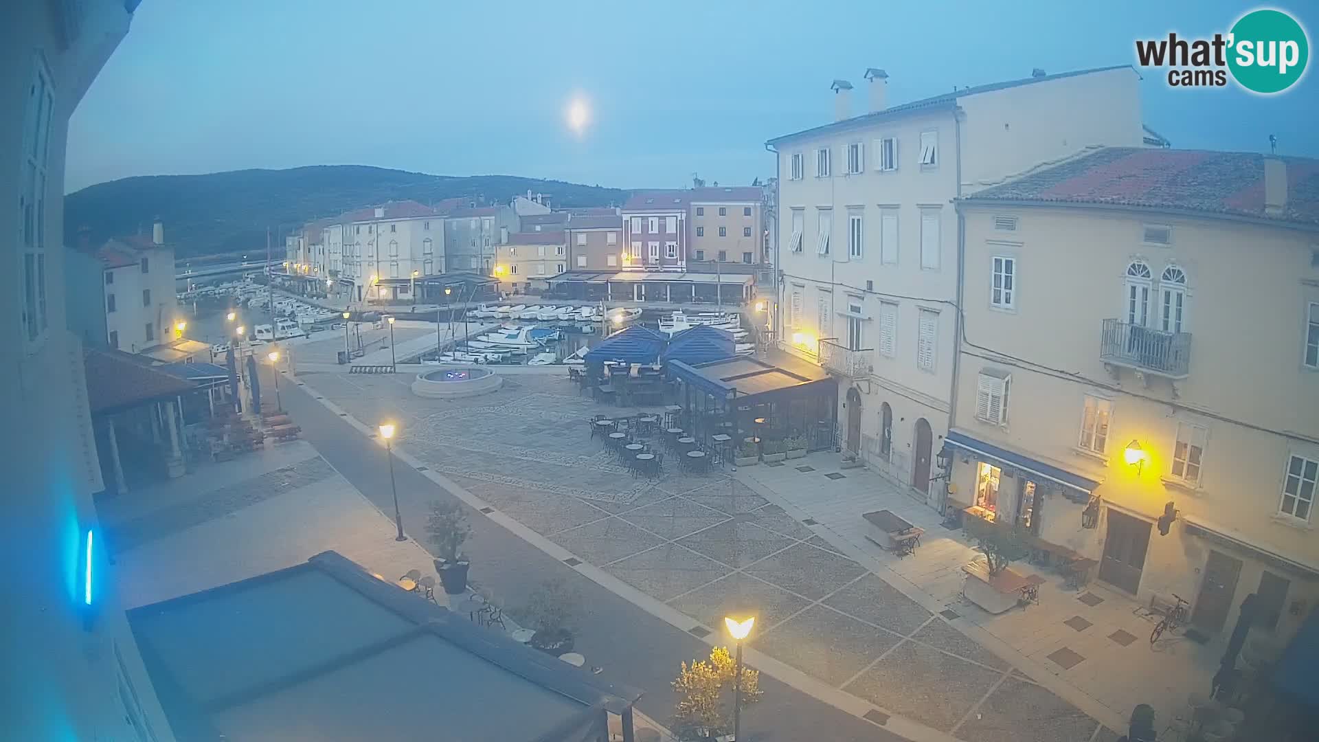 V ŽIVO spletna kamera Cres mesto – glavni trg in “mandrač” – otok Cres – Hrvaška