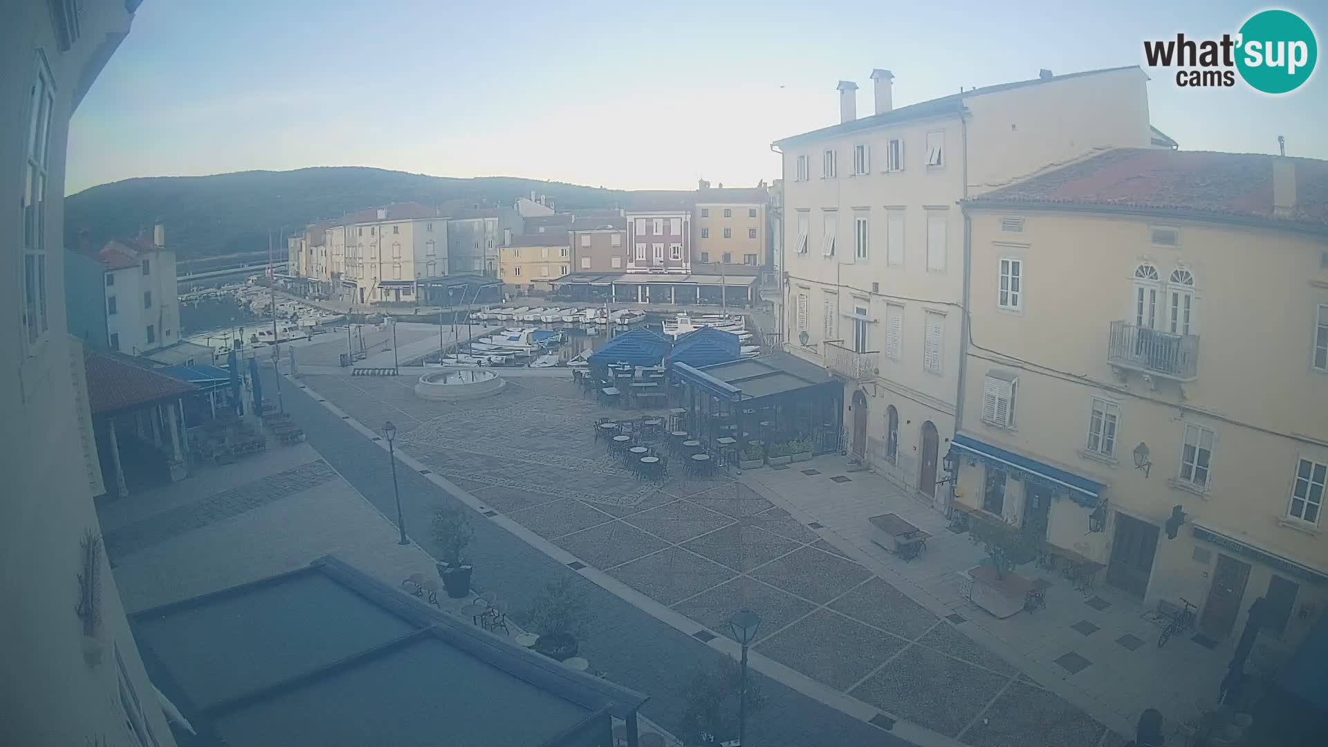 Web kamera Grad Cres – glavni trg i “mandrač” – otok Cres