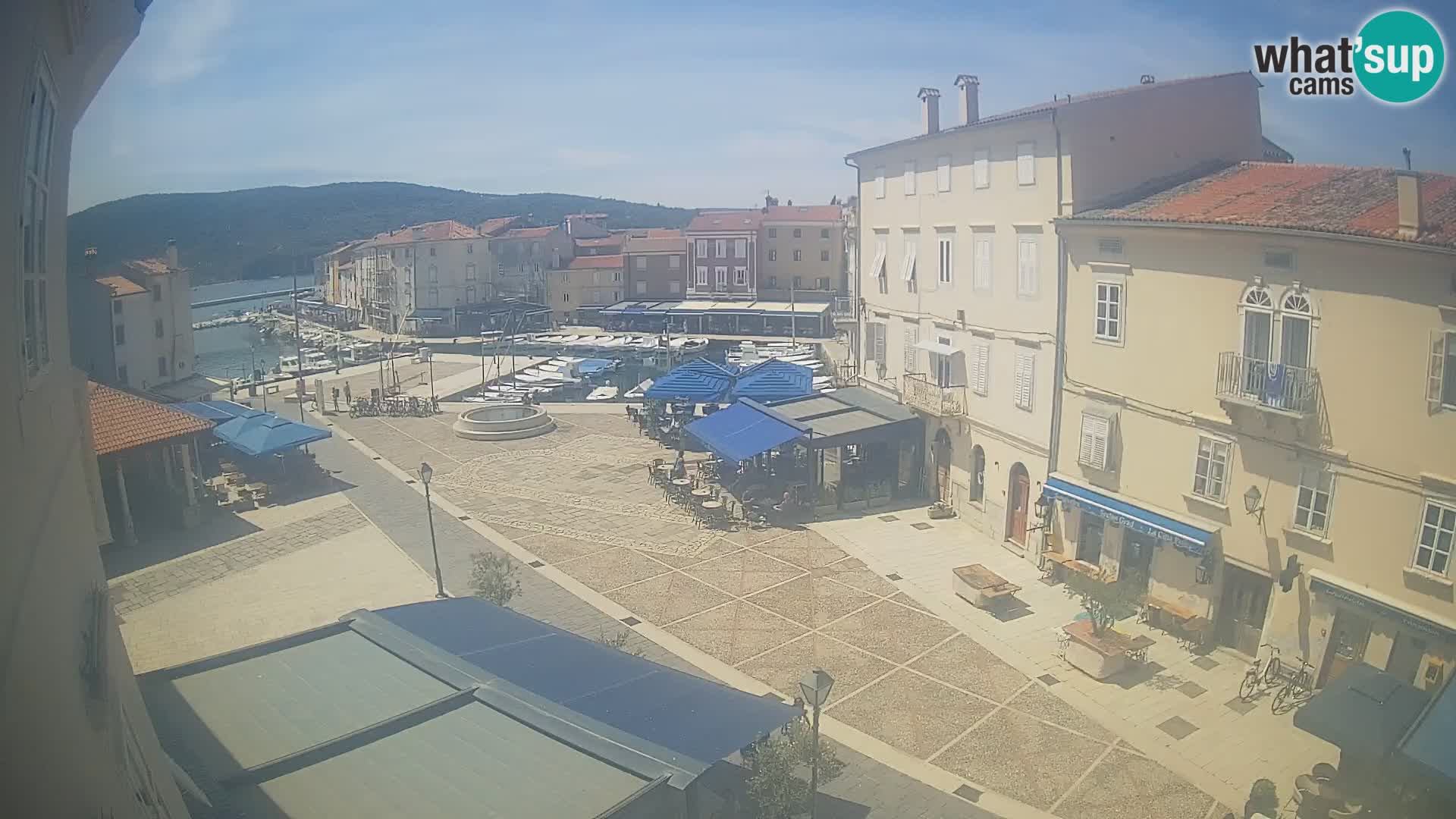 Web kamera Grad Cres – glavni trg i “mandrač” – otok Cres