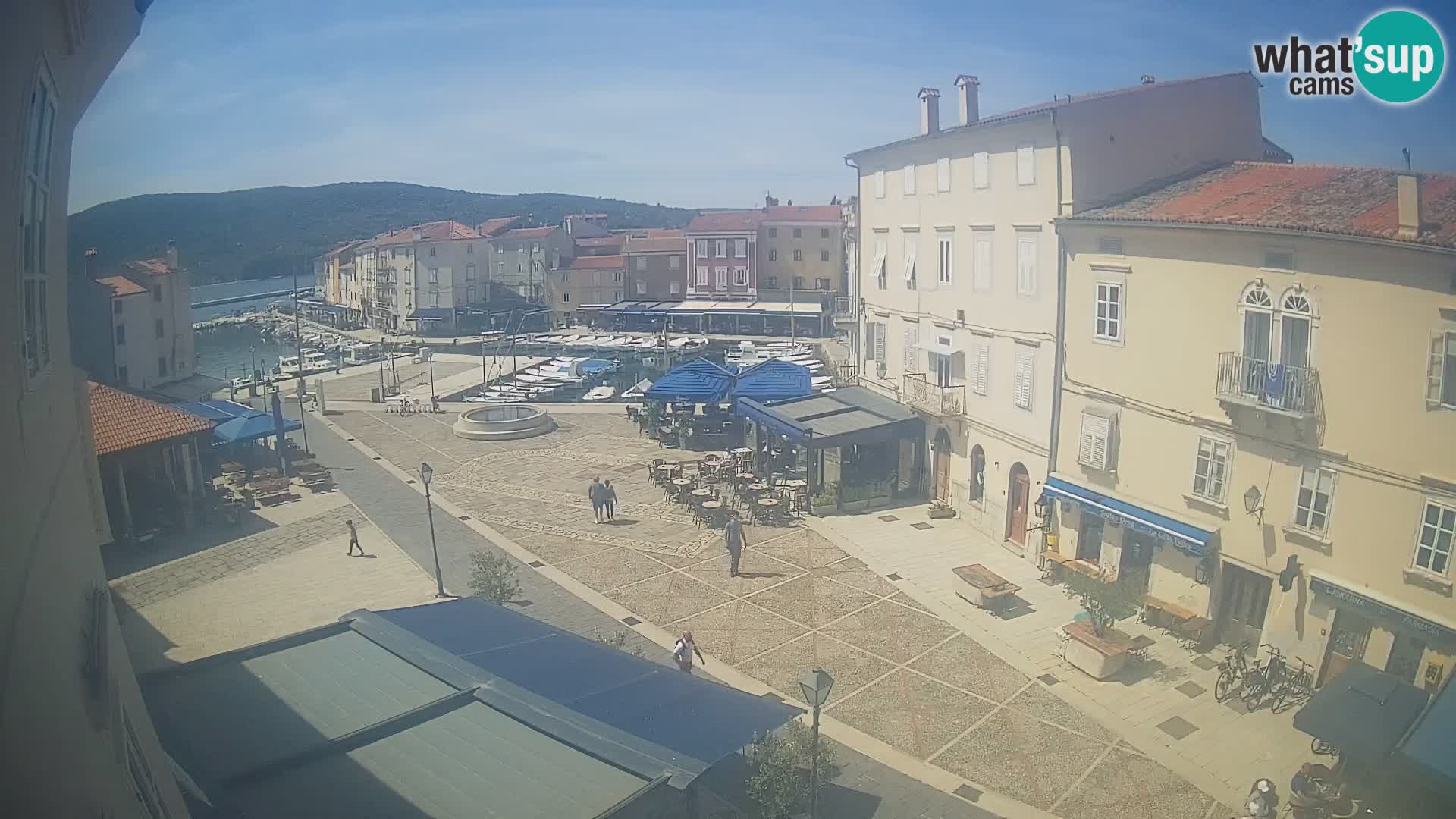 Web kamera Grad Cres – glavni trg i “mandrač” – otok Cres