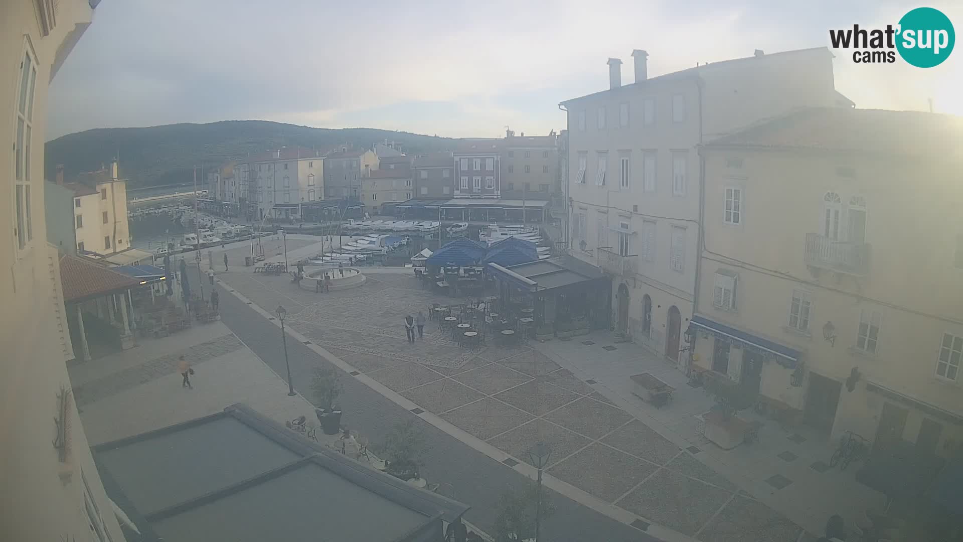 Web kamera Grad Cres – glavni trg i “mandrač” – otok Cres