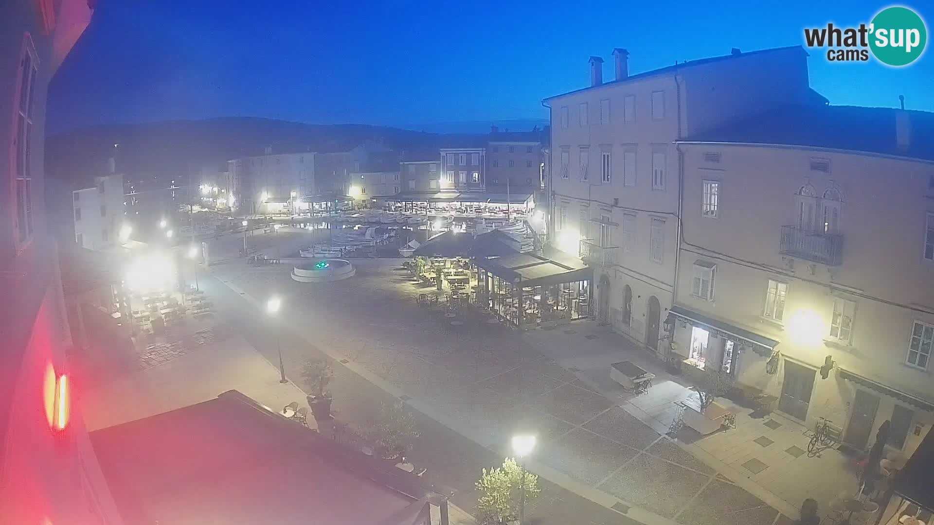 Web kamera Grad Cres – glavni trg i “mandrač” – otok Cres