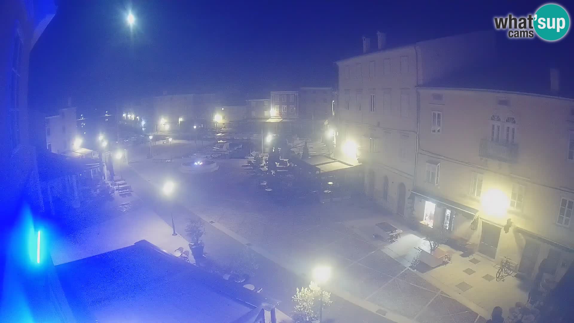 Web kamera Grad Cres – glavni trg i “mandrač” – otok Cres