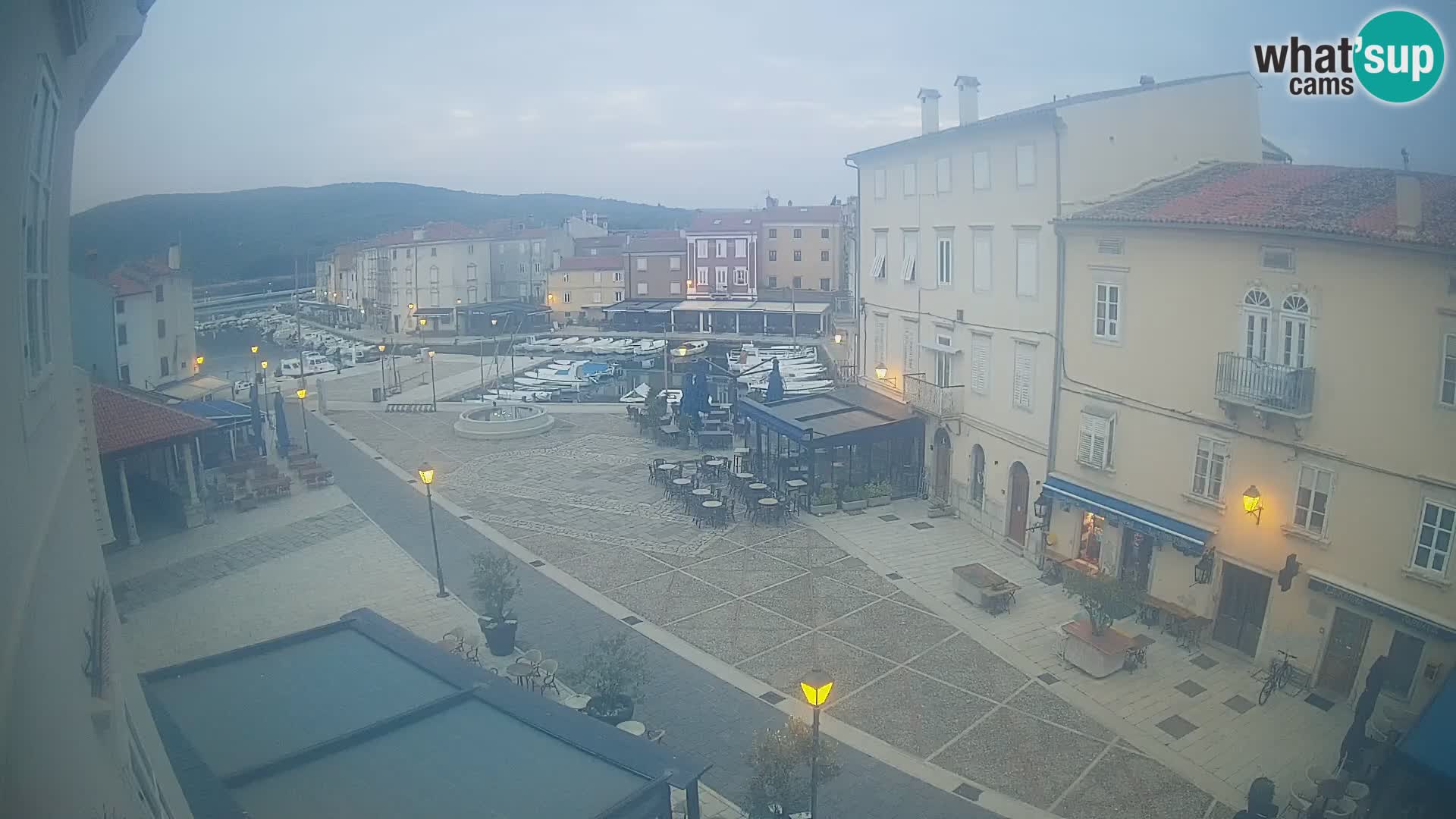 Cámara en vivo ciudad de Cres – plaza principal y “mandrač” – isla de Cres – Croacia