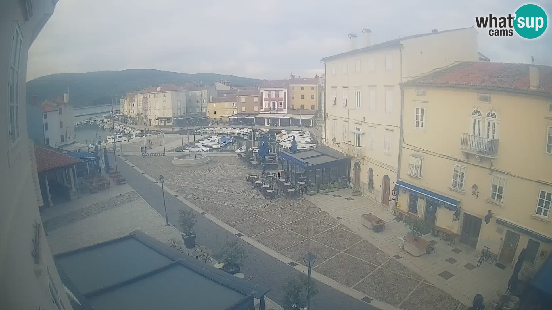 Cámara en vivo ciudad de Cres – plaza principal y “mandrač” – isla de Cres – Croacia