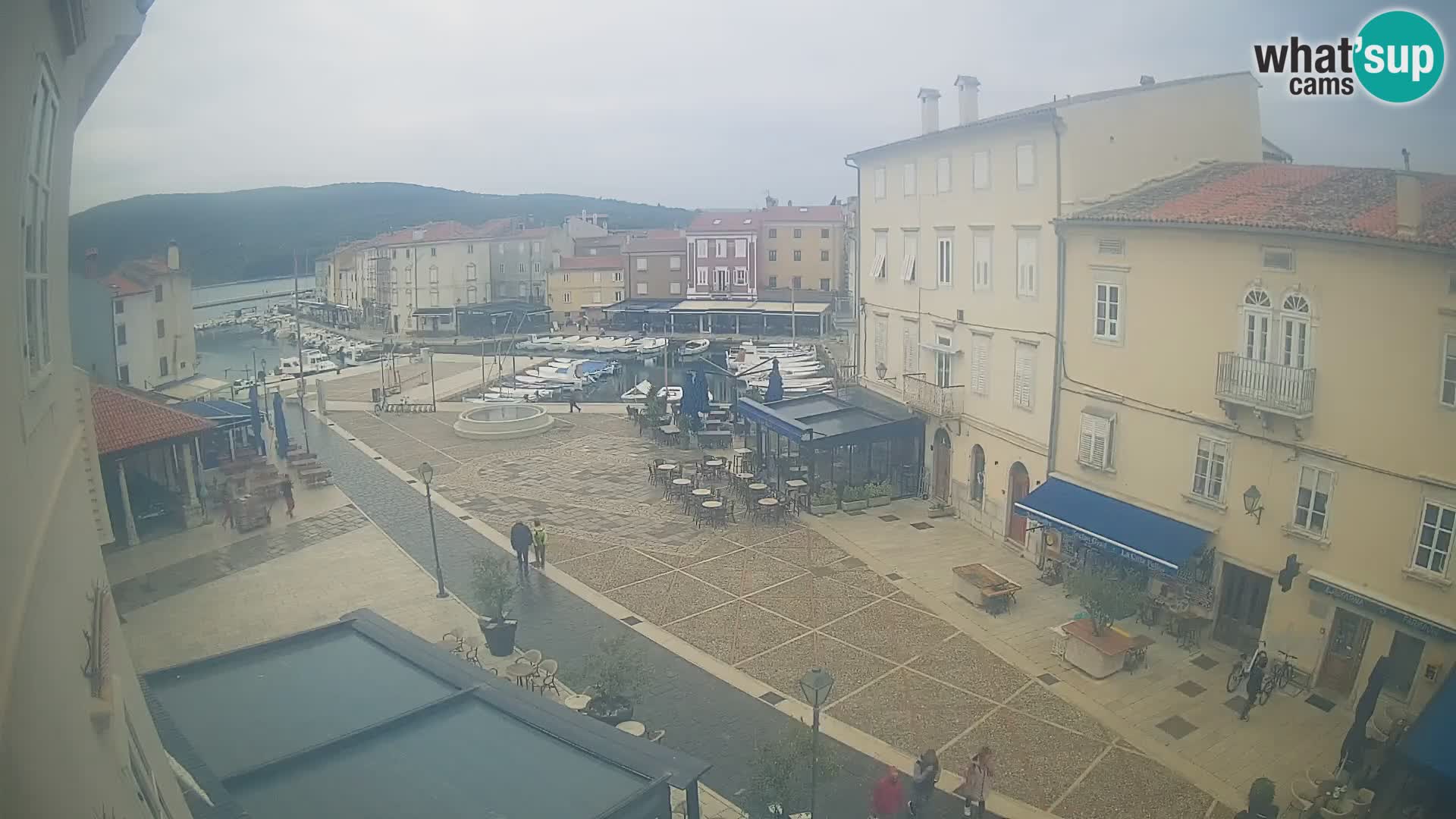 Web kamera Grad Cres – glavni trg i “mandrač” – otok Cres