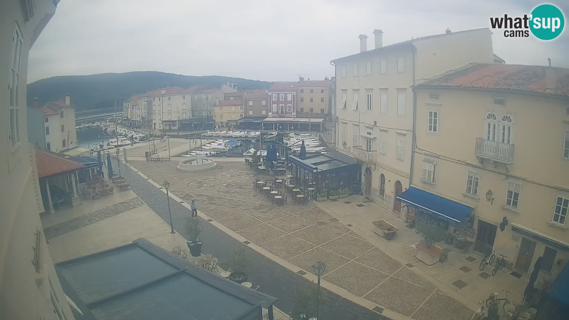 Web kamera Grad Cres – glavni trg i “mandrač” – otok Cres