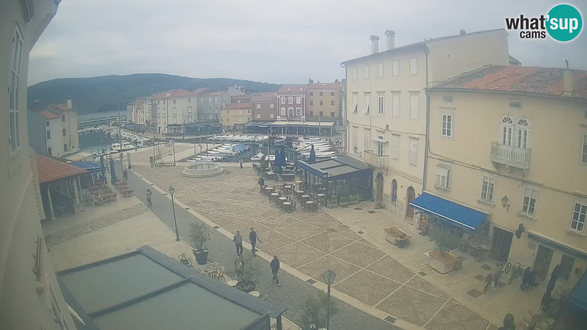 Web kamera Grad Cres – glavni trg i “mandrač” – otok Cres
