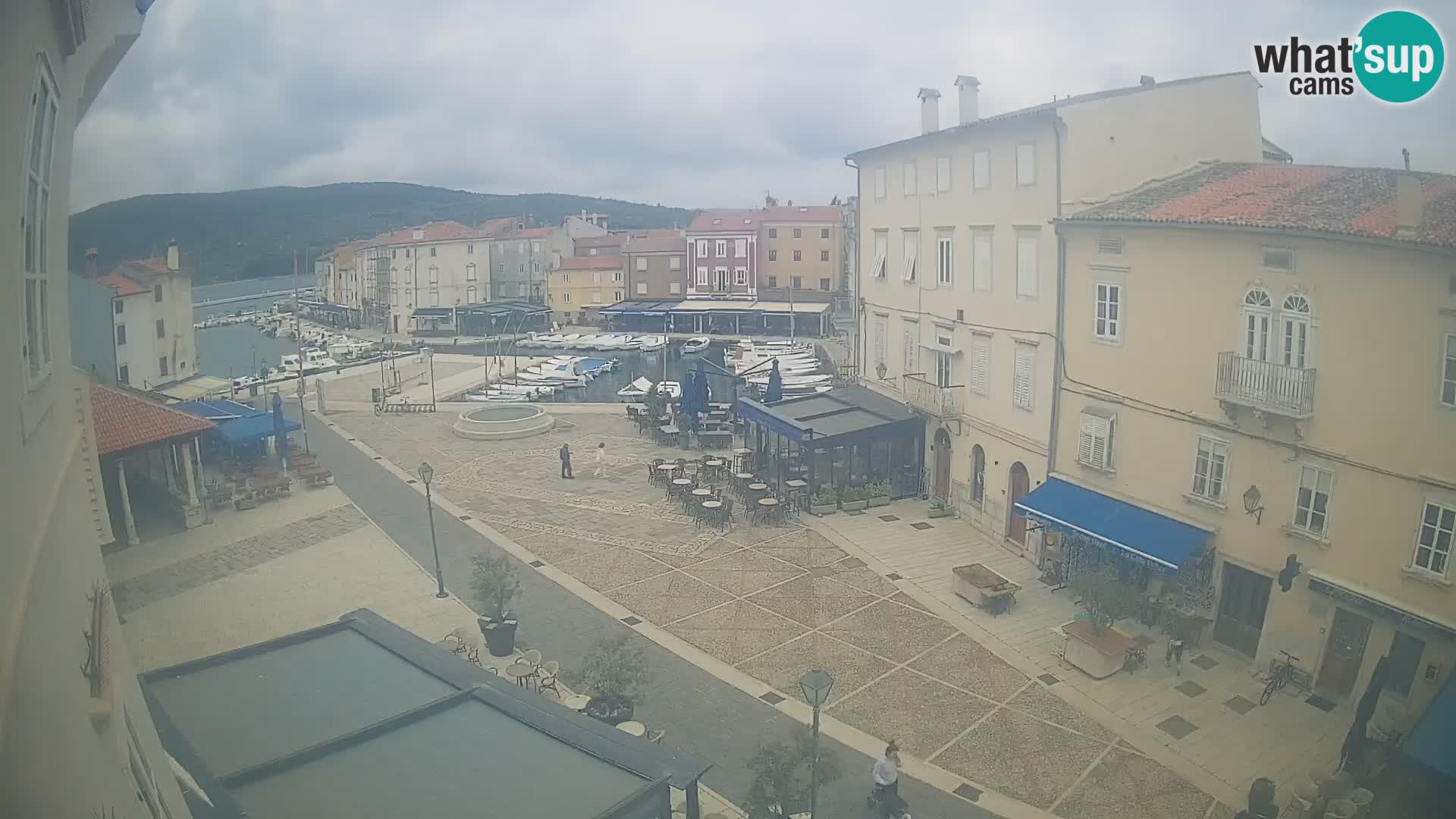 V ŽIVO spletna kamera Cres mesto – glavni trg in “mandrač” – otok Cres – Hrvaška