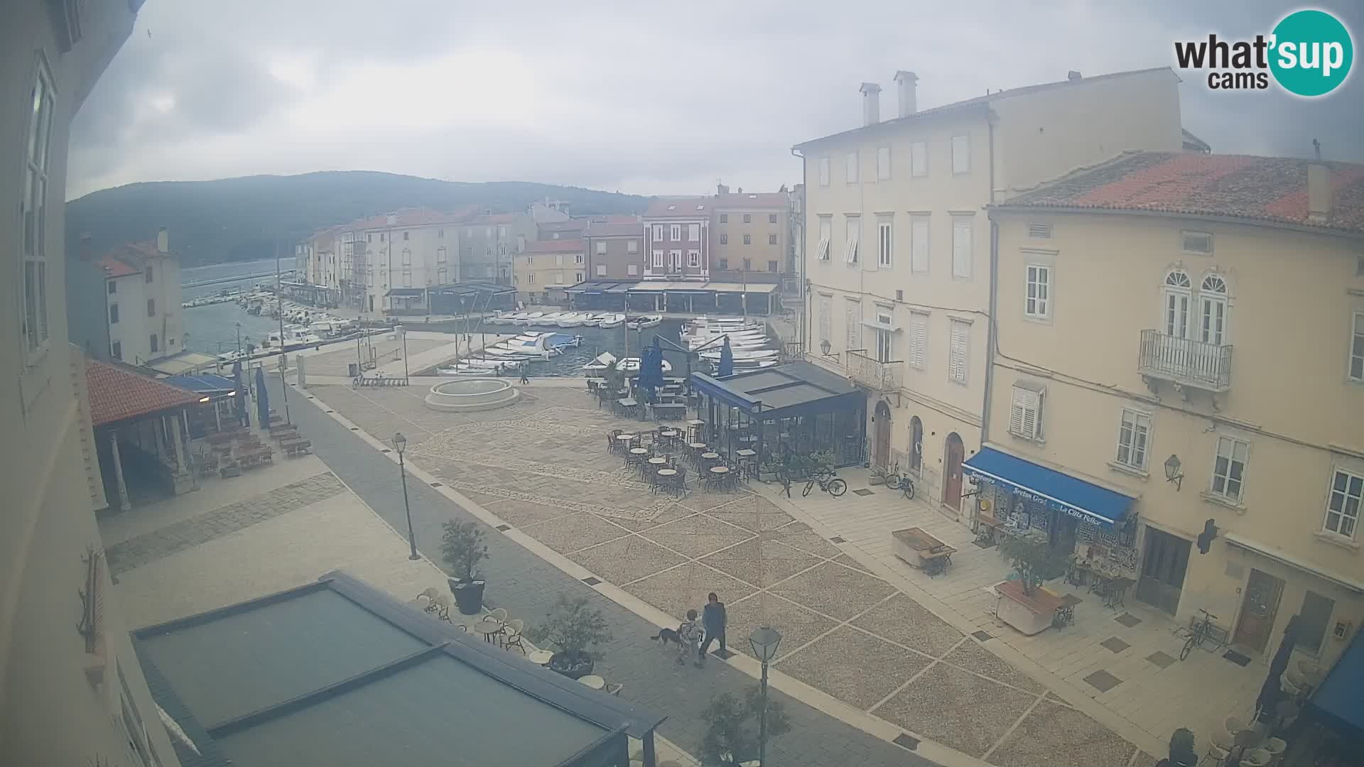V ŽIVO spletna kamera Cres mesto – glavni trg in “mandrač” – otok Cres – Hrvaška