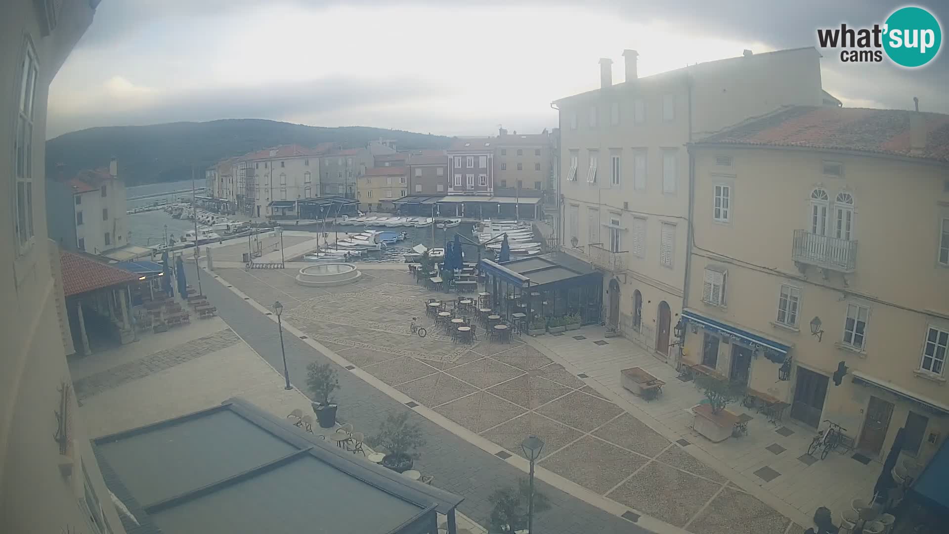 Cámara en vivo ciudad de Cres – plaza principal y “mandrač” – isla de Cres – Croacia