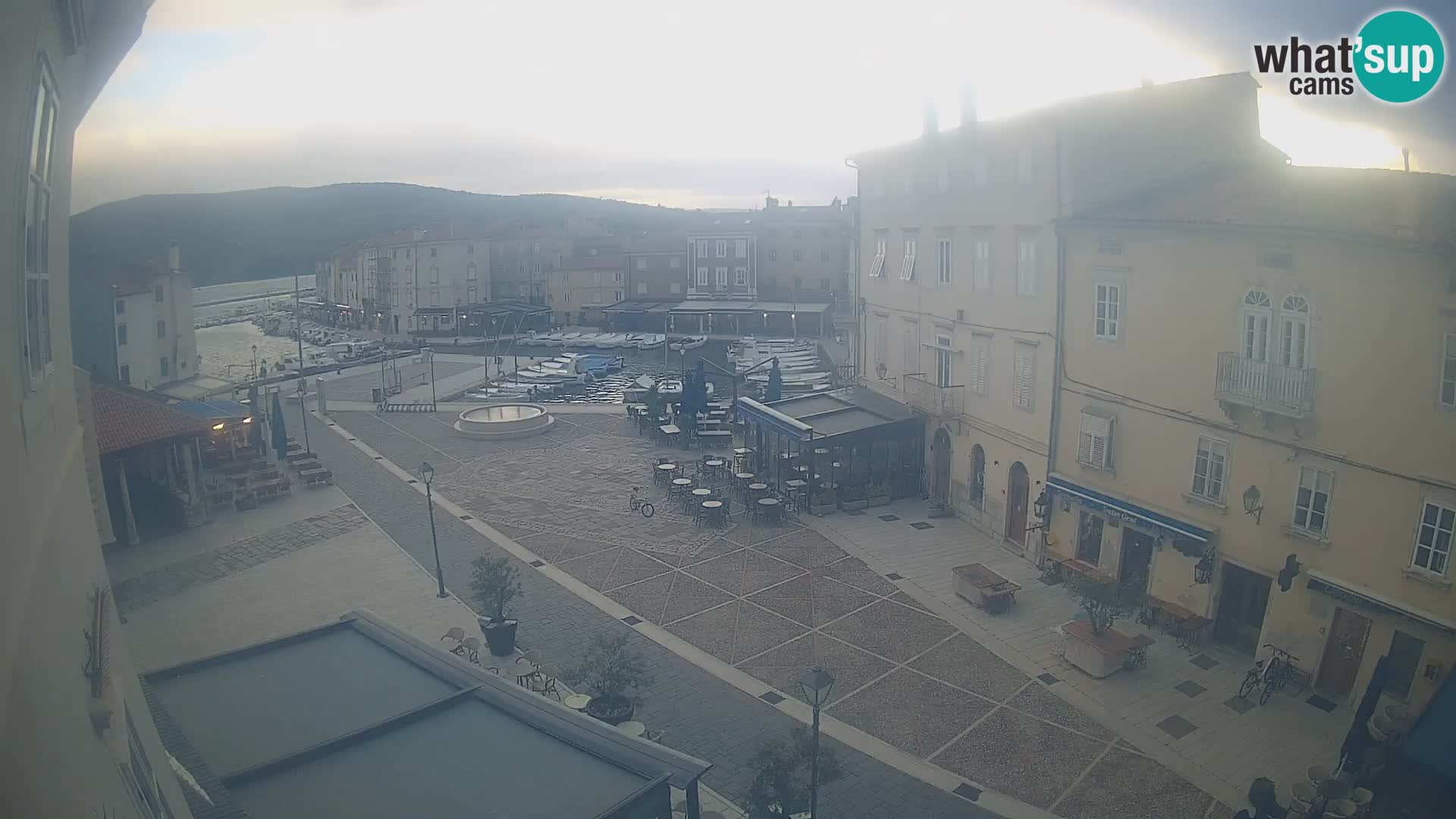 V ŽIVO spletna kamera Cres mesto – glavni trg in “mandrač” – otok Cres – Hrvaška
