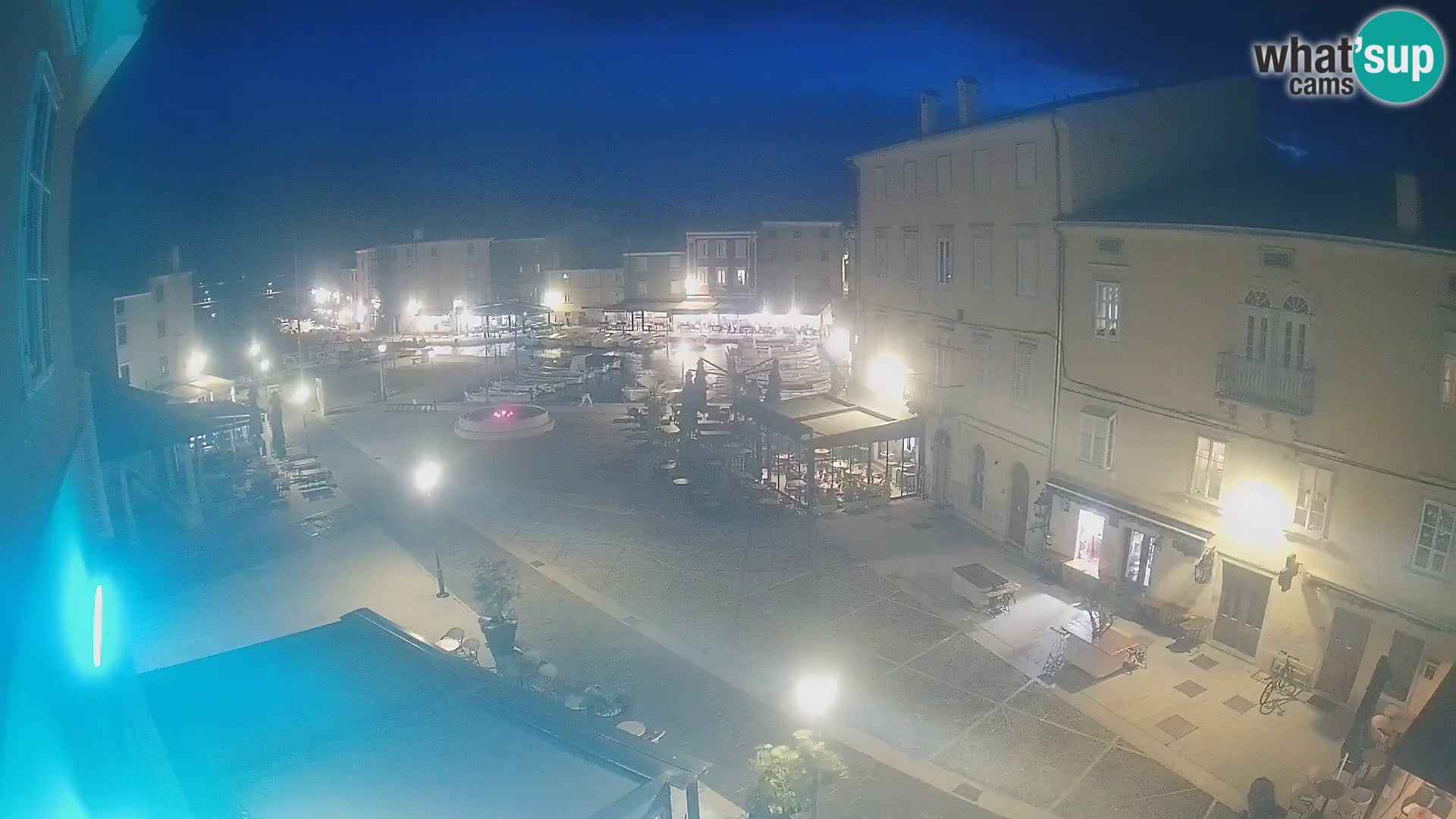 V ŽIVO spletna kamera Cres mesto – glavni trg in “mandrač” – otok Cres – Hrvaška