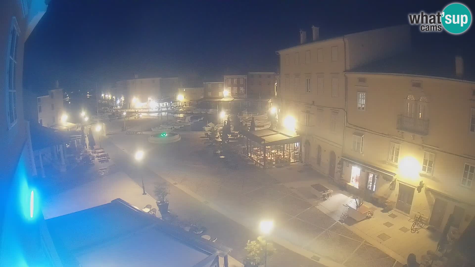 V ŽIVO spletna kamera Cres mesto – glavni trg in “mandrač” – otok Cres – Hrvaška