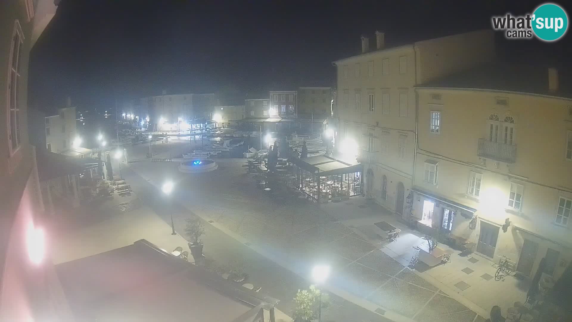 V ŽIVO spletna kamera Cres mesto – glavni trg in “mandrač” – otok Cres – Hrvaška