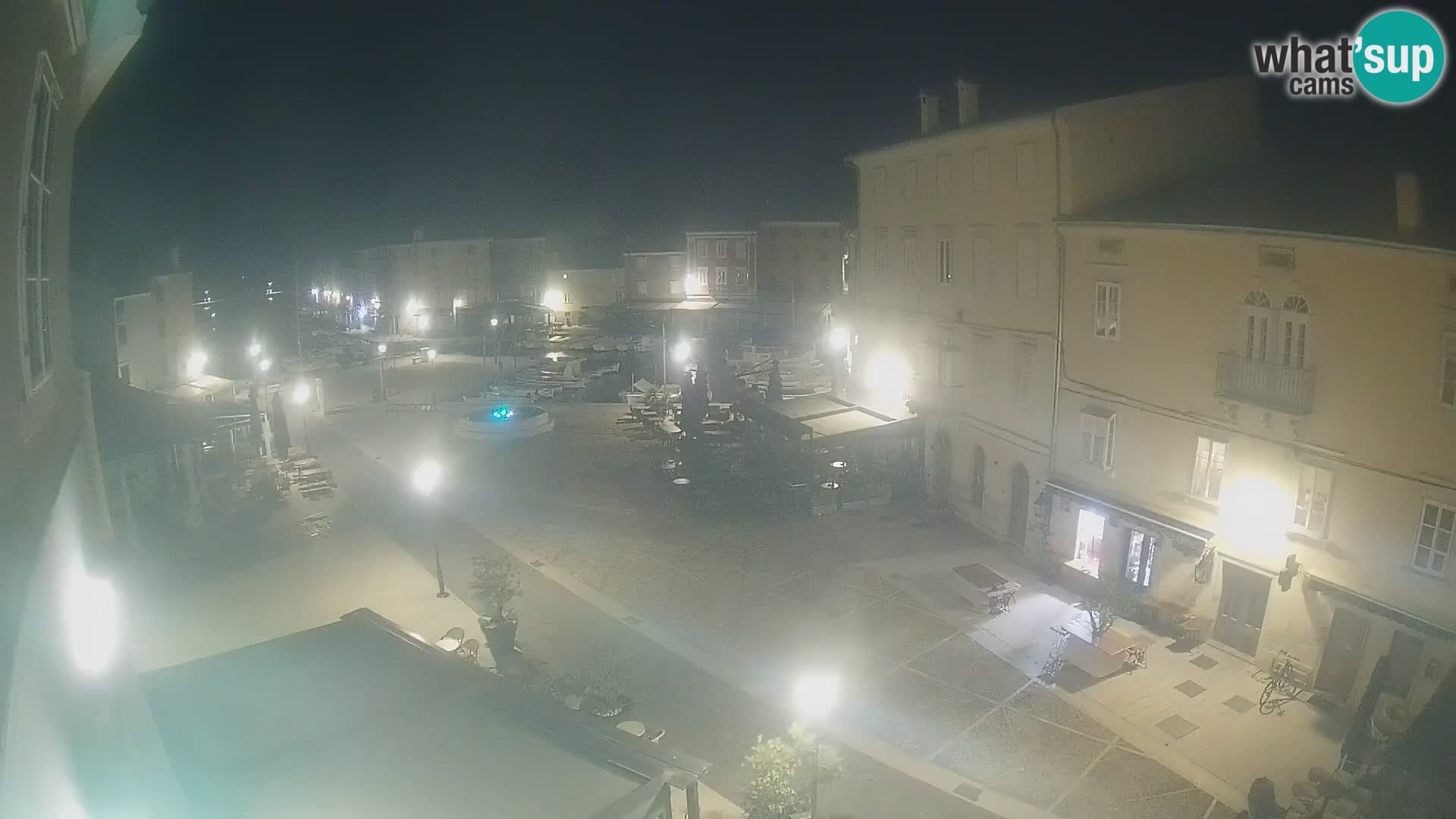 V ŽIVO spletna kamera Cres mesto – glavni trg in “mandrač” – otok Cres – Hrvaška