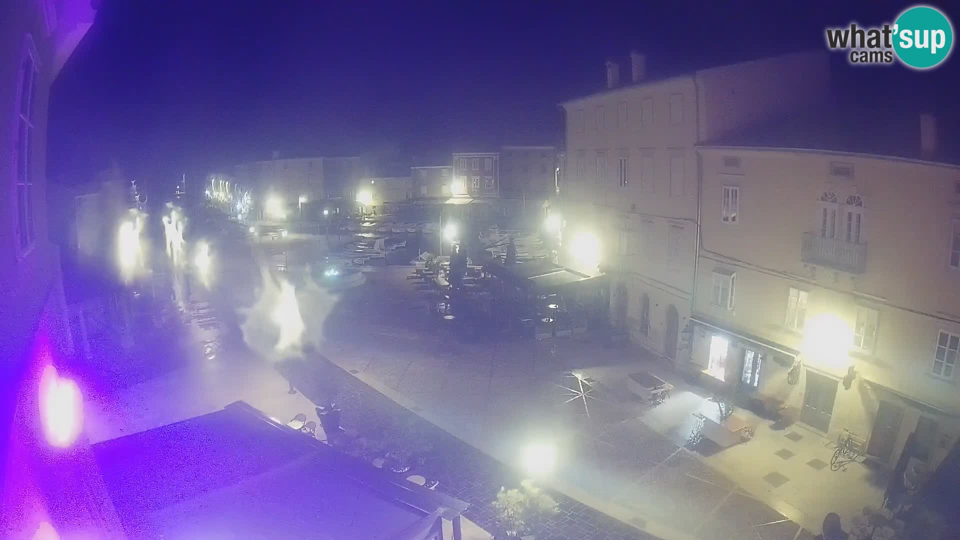 V ŽIVO spletna kamera Cres mesto – glavni trg in “mandrač” – otok Cres – Hrvaška