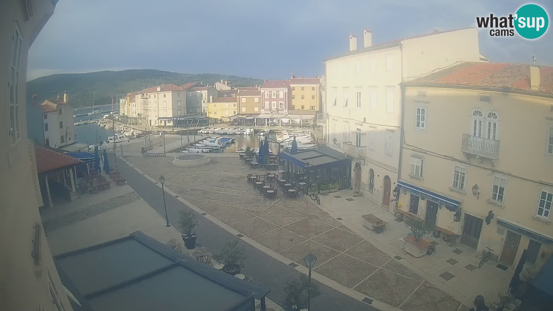 LIVE cam Cres city – place principale et “mandrač” – île de Cres – Croatie