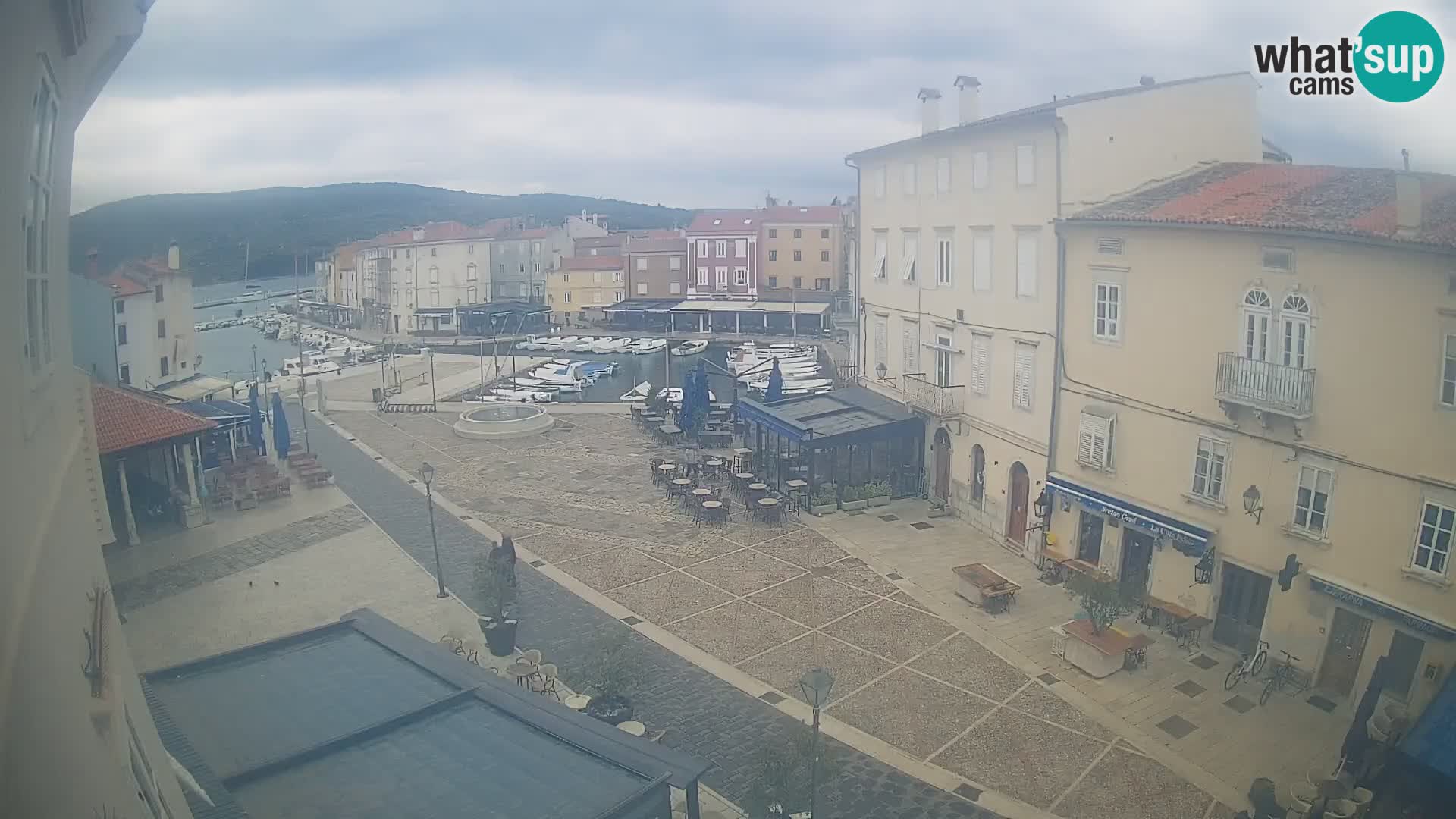 LIVE cam Cres city – place principale et “mandrač” – île de Cres – Croatie