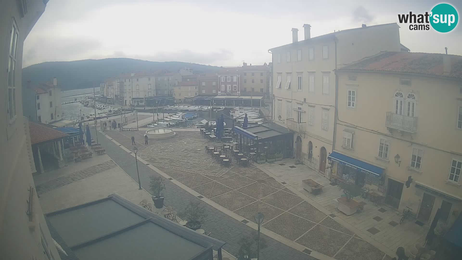 Web kamera Grad Cres – glavni trg i “mandrač” – otok Cres