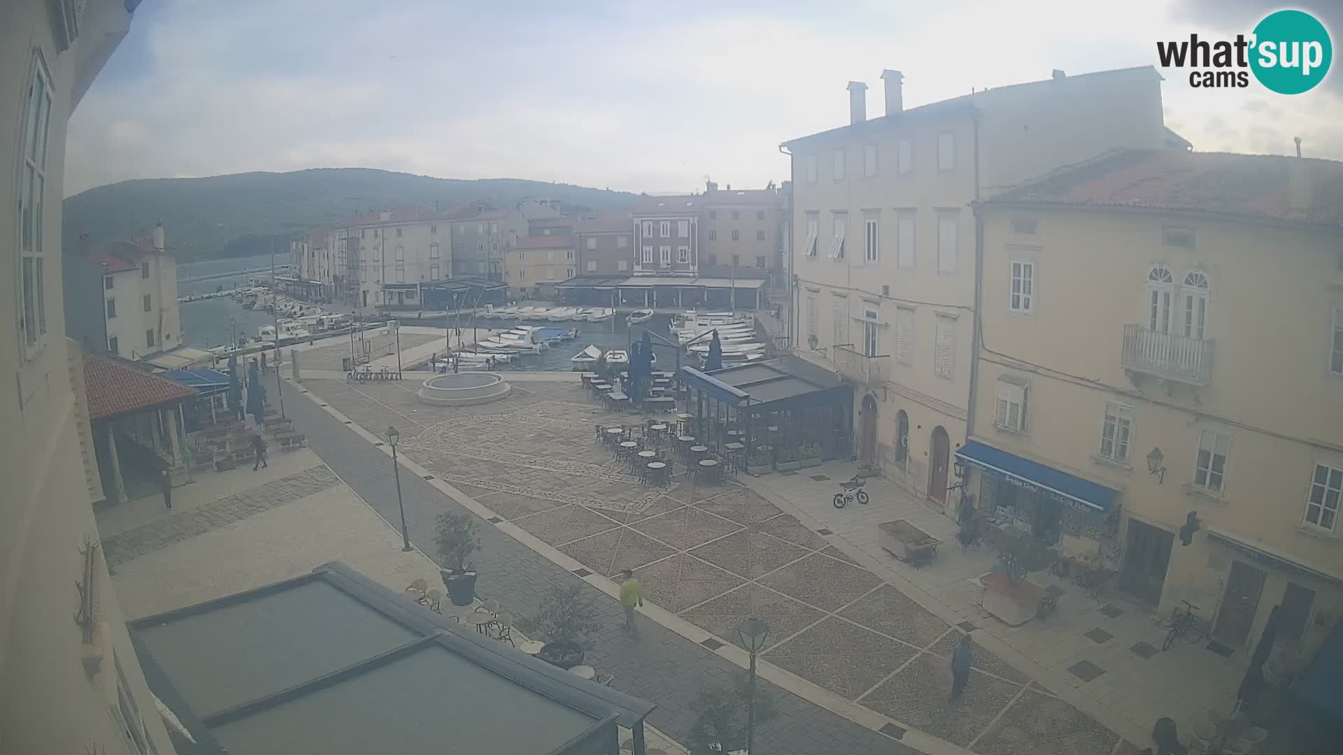 V ŽIVO spletna kamera Cres mesto – glavni trg in “mandrač” – otok Cres – Hrvaška