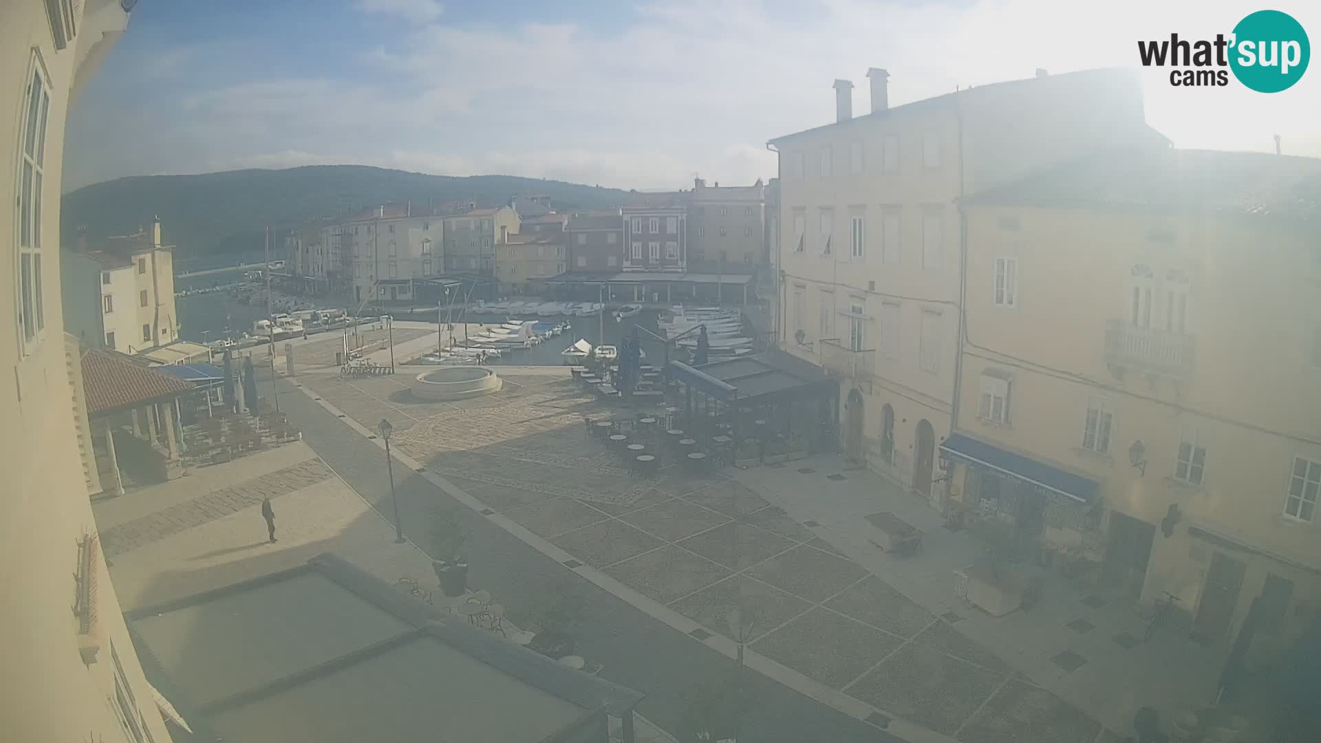 Web kamera Grad Cres – glavni trg i “mandrač” – otok Cres