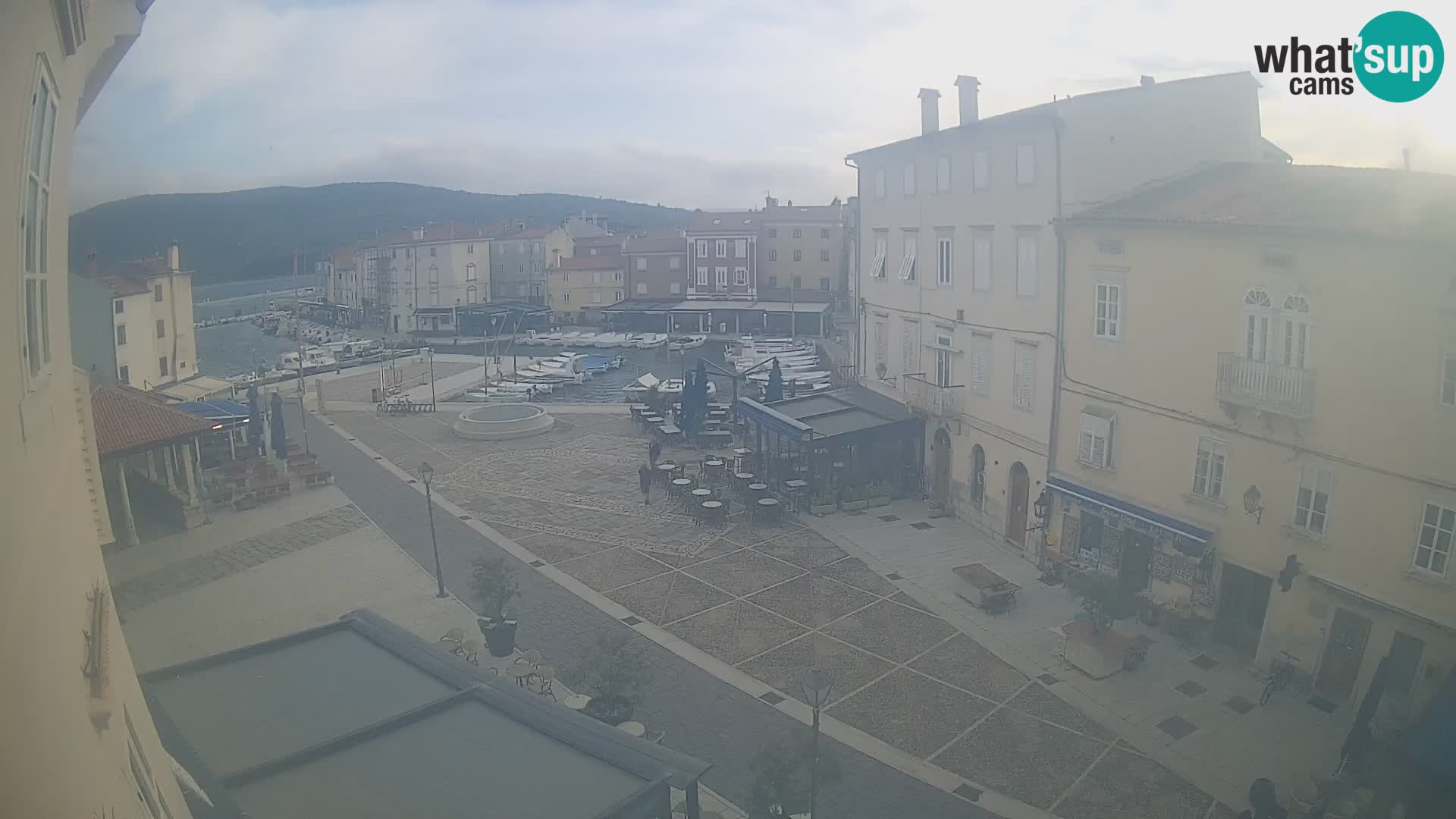 Cámara en vivo ciudad de Cres – plaza principal y “mandrač” – isla de Cres – Croacia