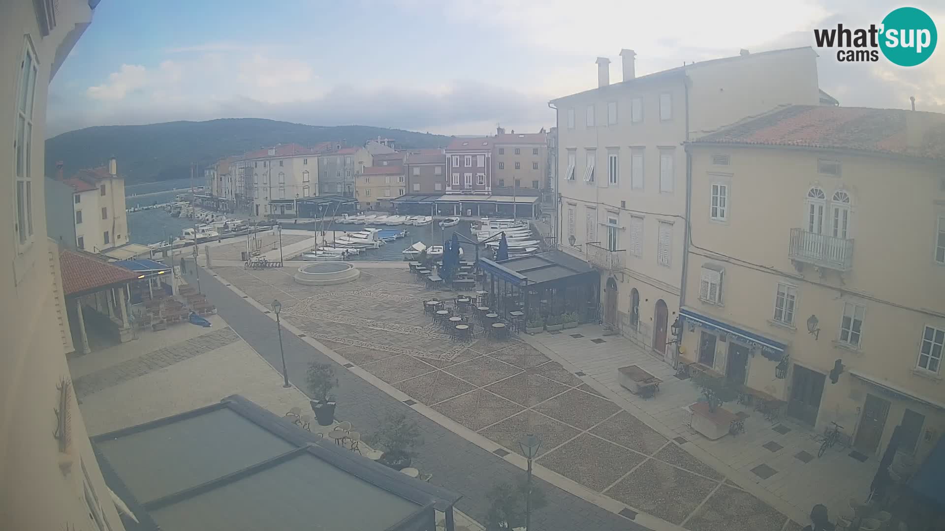 Web kamera Grad Cres – glavni trg i “mandrač” – otok Cres