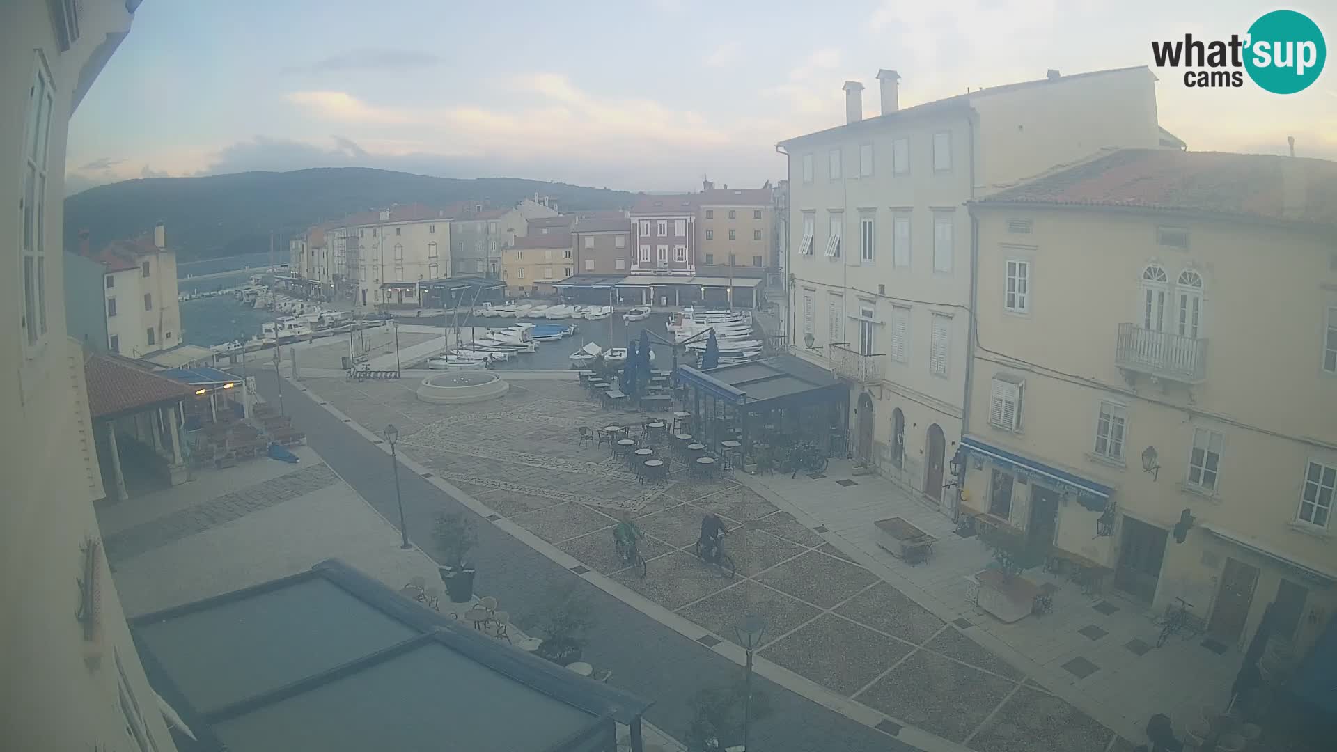 Web kamera Grad Cres – glavni trg i “mandrač” – otok Cres