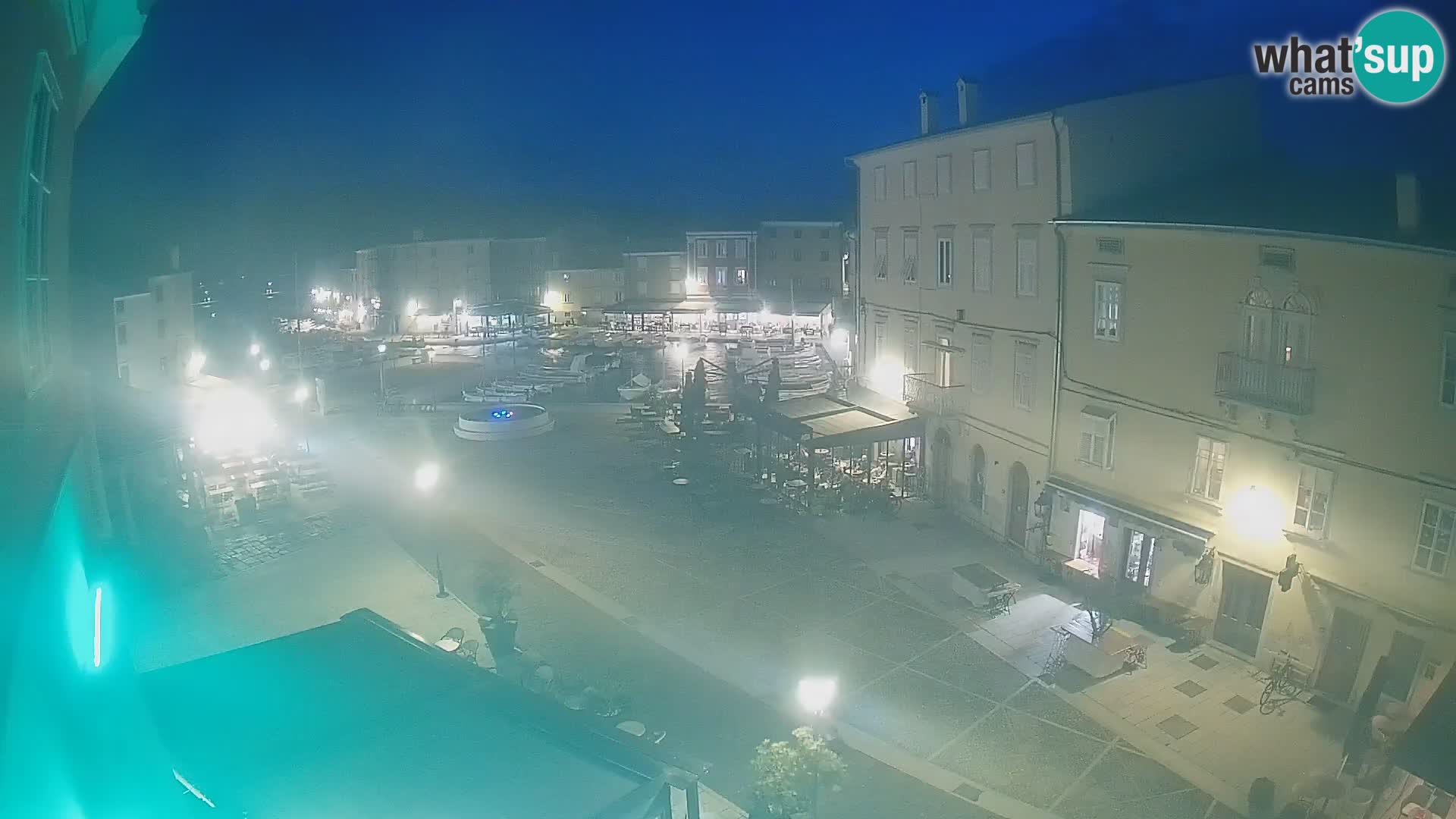 Web kamera Grad Cres – glavni trg i “mandrač” – otok Cres