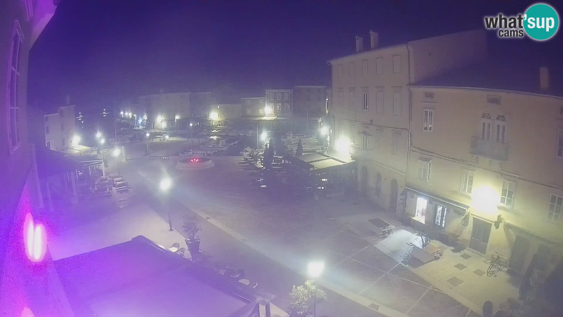 Web kamera Grad Cres – glavni trg i “mandrač” – otok Cres