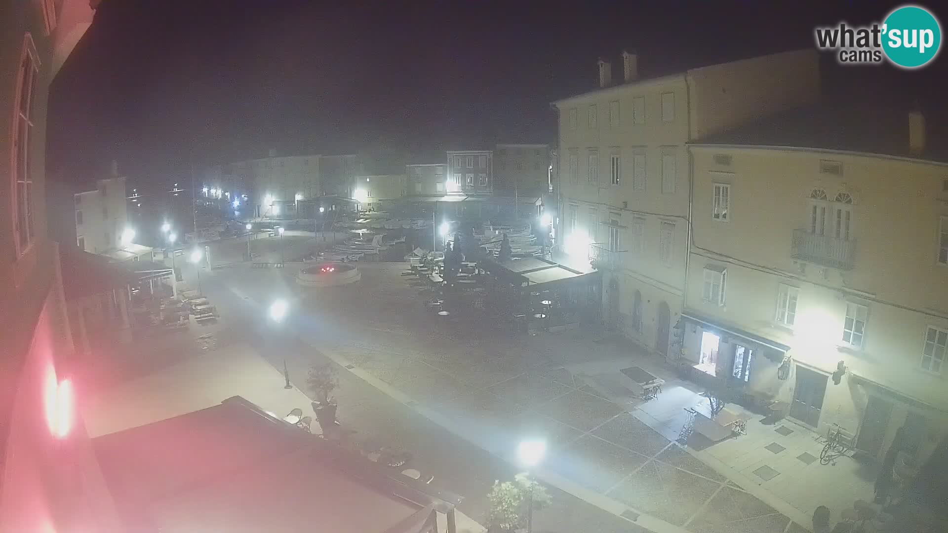 V ŽIVO spletna kamera Cres mesto – glavni trg in “mandrač” – otok Cres – Hrvaška