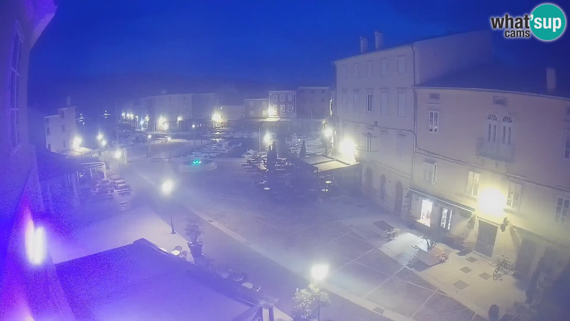 V ŽIVO spletna kamera Cres mesto – glavni trg in “mandrač” – otok Cres – Hrvaška