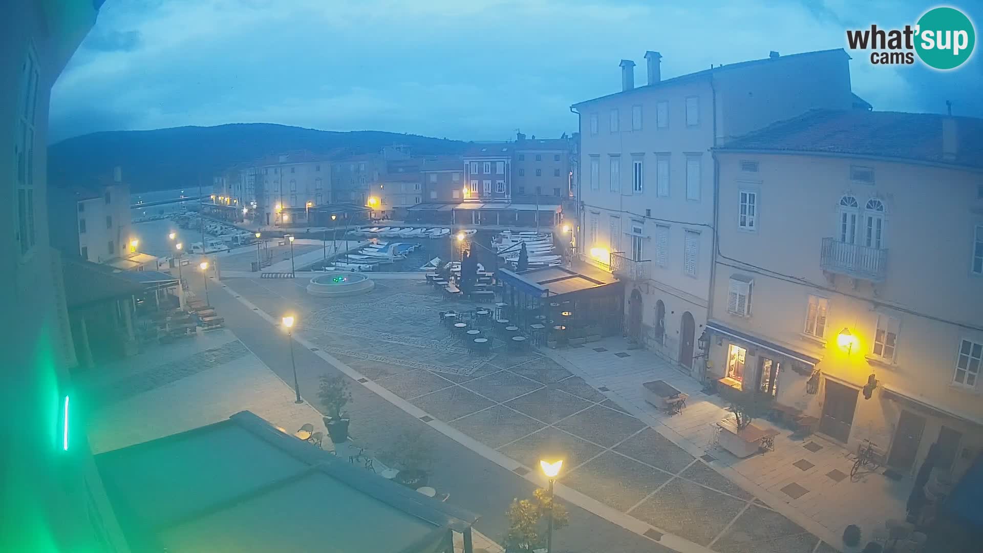 Cámara en vivo ciudad de Cres – plaza principal y “mandrač” – isla de Cres – Croacia