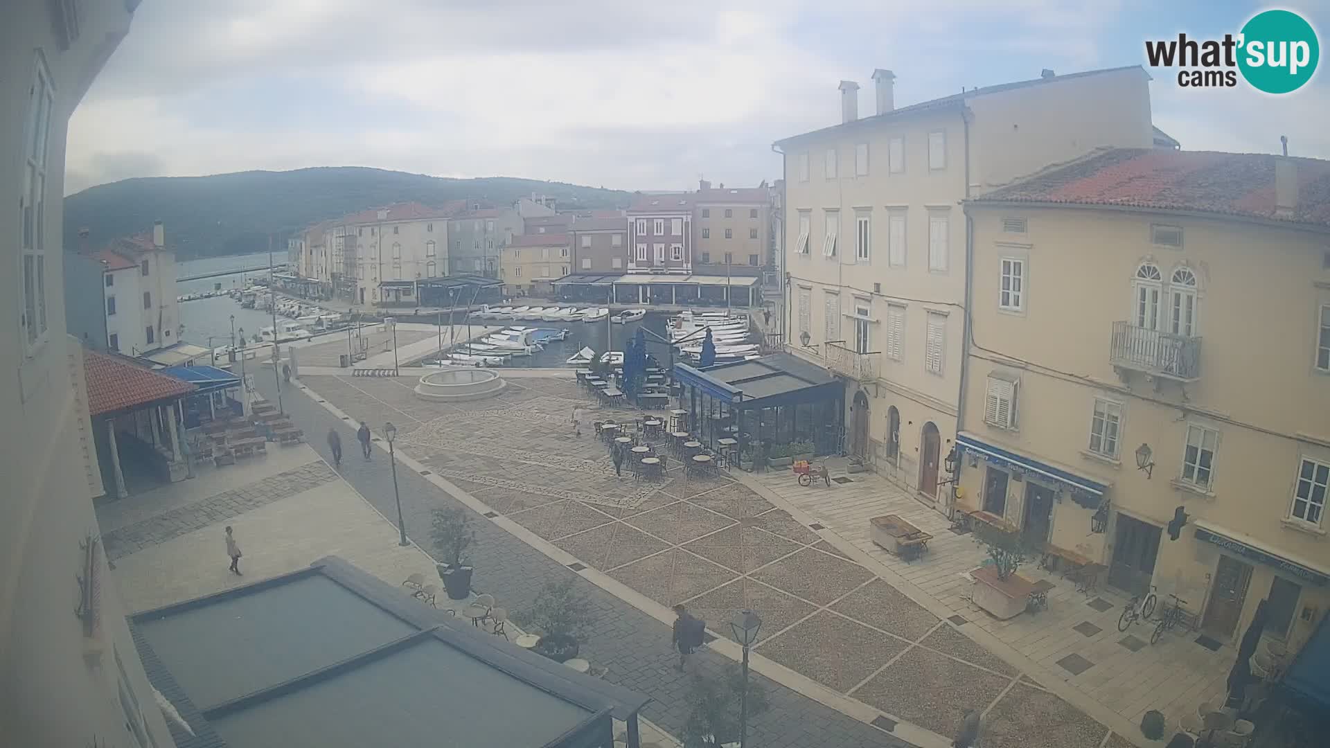 Cámara en vivo ciudad de Cres – plaza principal y “mandrač” – isla de Cres – Croacia