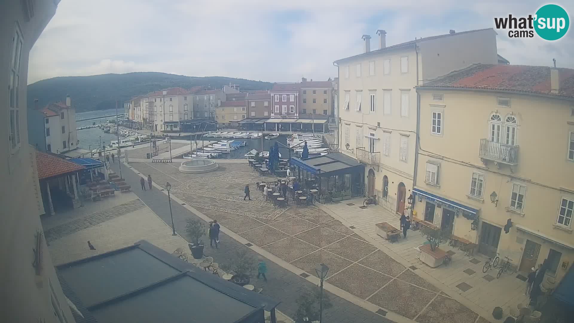 Cámara en vivo ciudad de Cres – plaza principal y “mandrač” – isla de Cres – Croacia