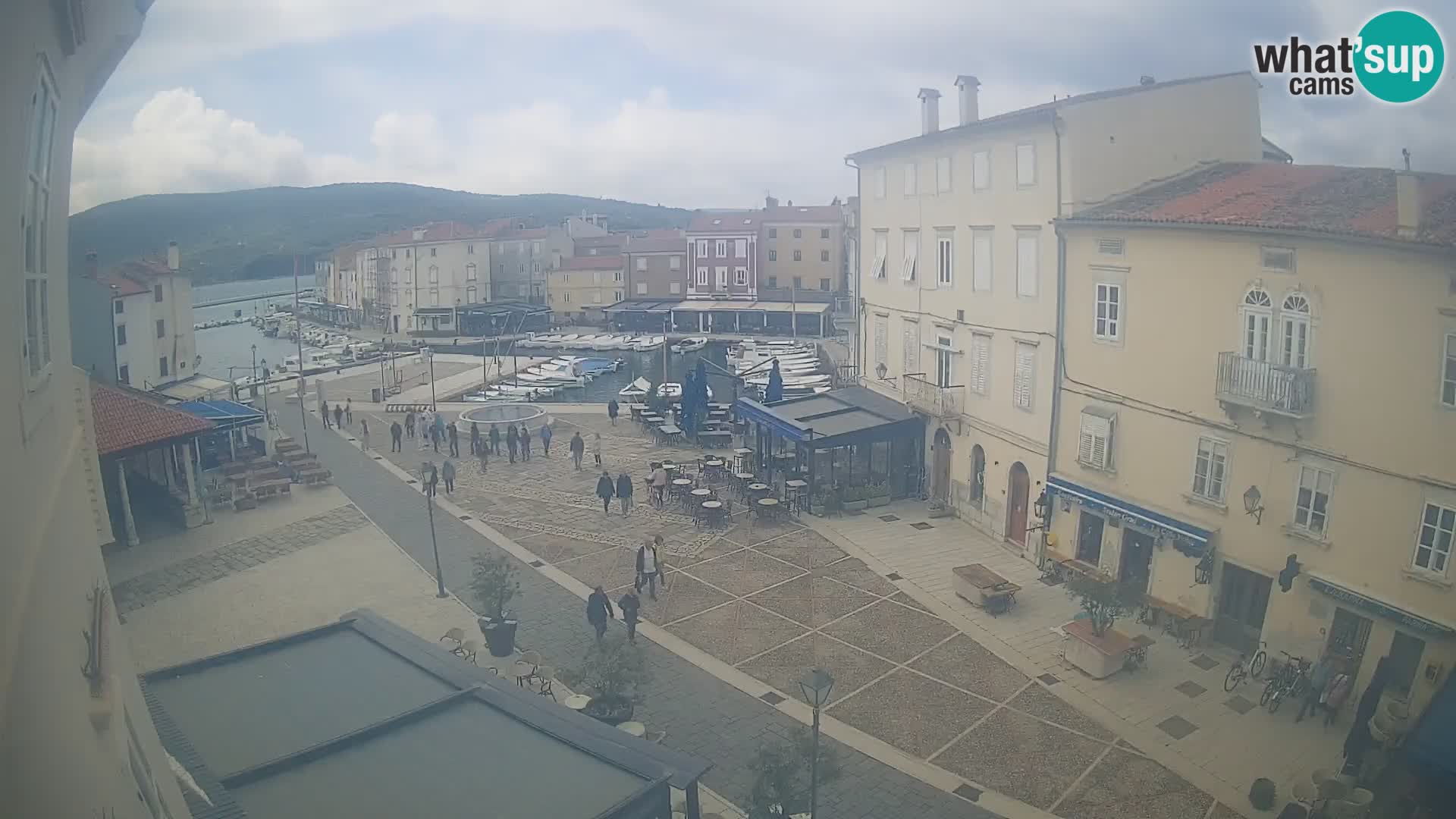 V ŽIVO spletna kamera Cres mesto – glavni trg in “mandrač” – otok Cres – Hrvaška
