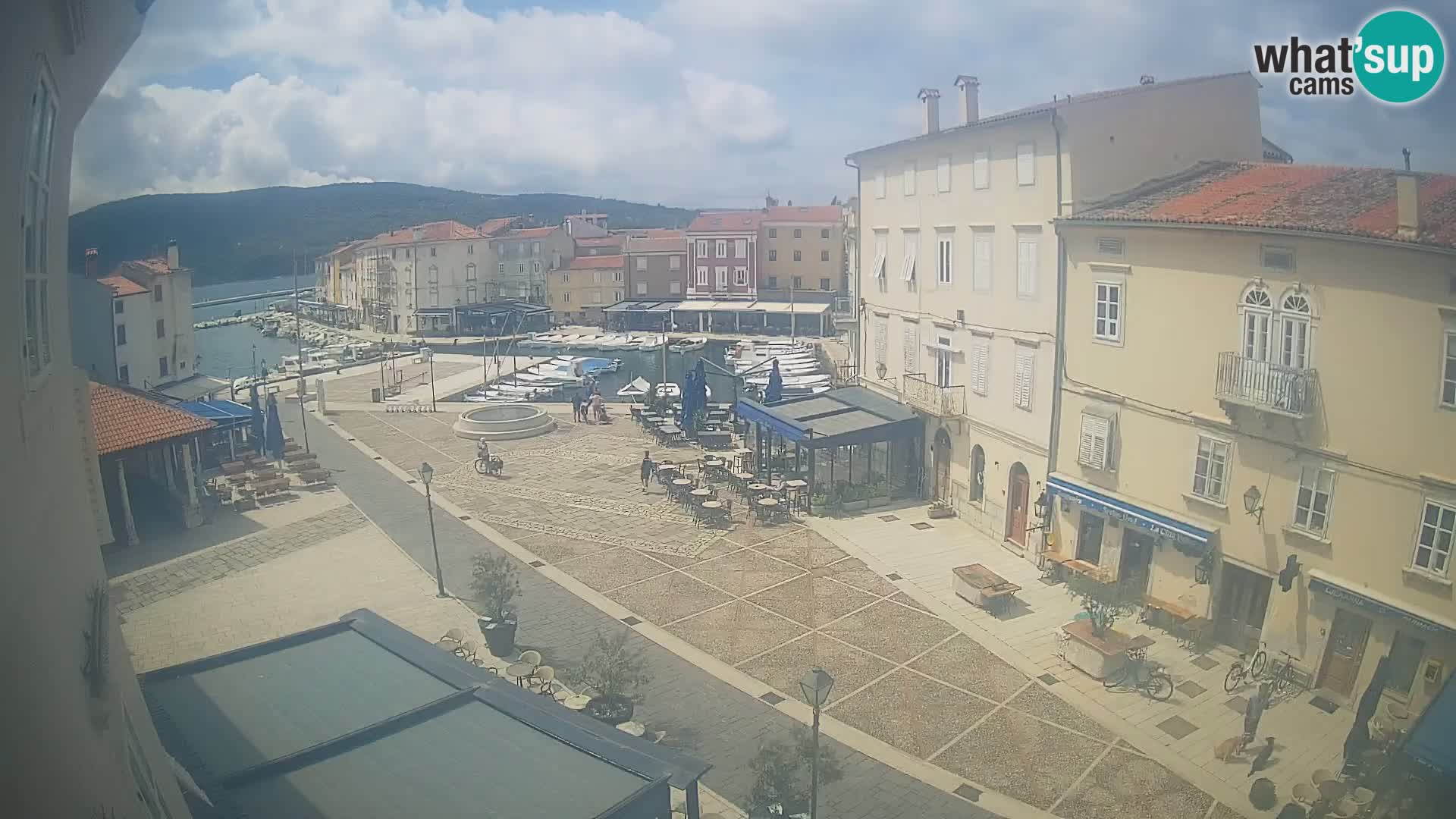 V ŽIVO spletna kamera Cres mesto – glavni trg in “mandrač” – otok Cres – Hrvaška