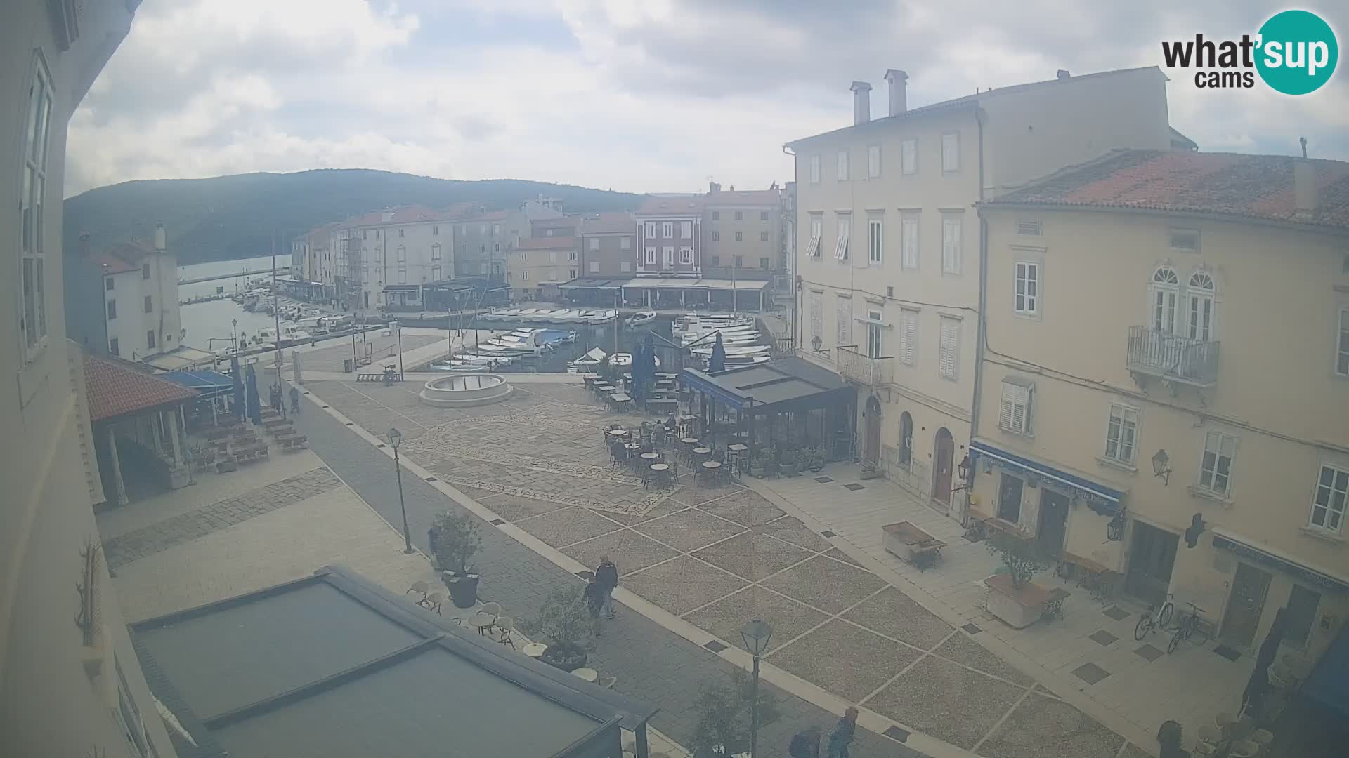 V ŽIVO spletna kamera Cres mesto – glavni trg in “mandrač” – otok Cres – Hrvaška