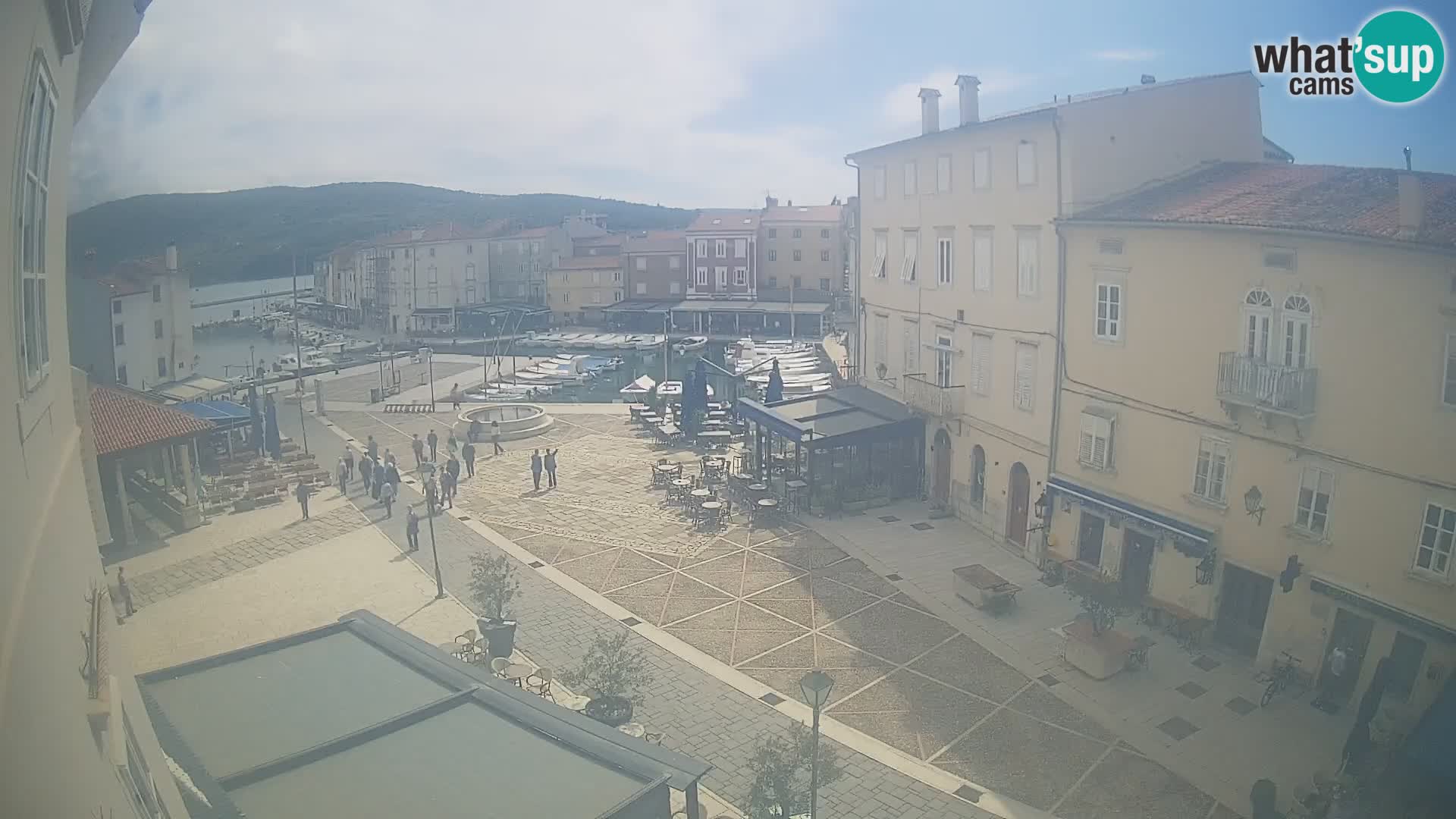 Cámara en vivo ciudad de Cres – plaza principal y “mandrač” – isla de Cres – Croacia